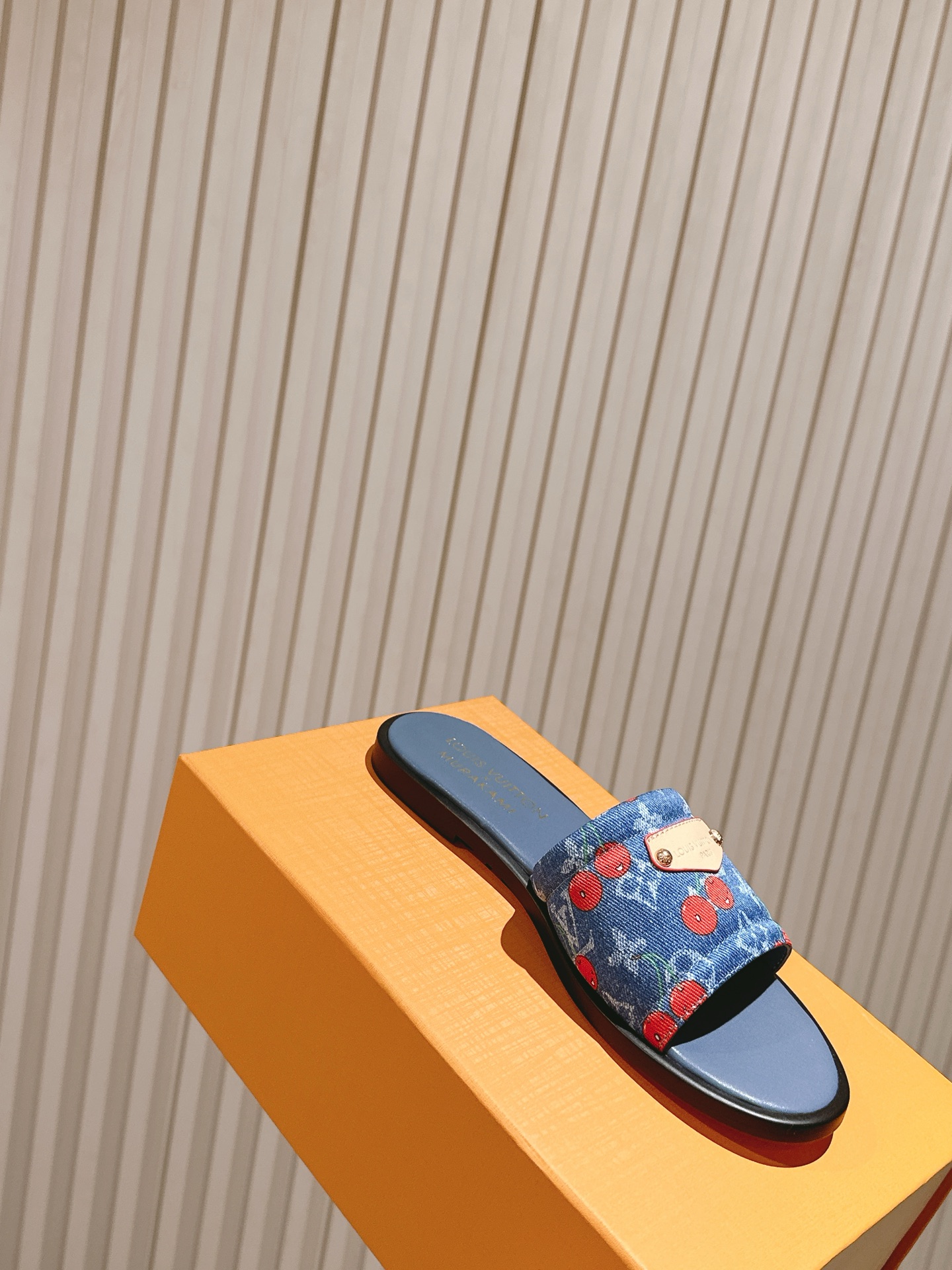   | ²⁰²5𝐬𝐬 🤍🤎
驴家早春新品🆕 new arrival～LV春夏涂鸦拖鞋，也太出彩了！时尚性