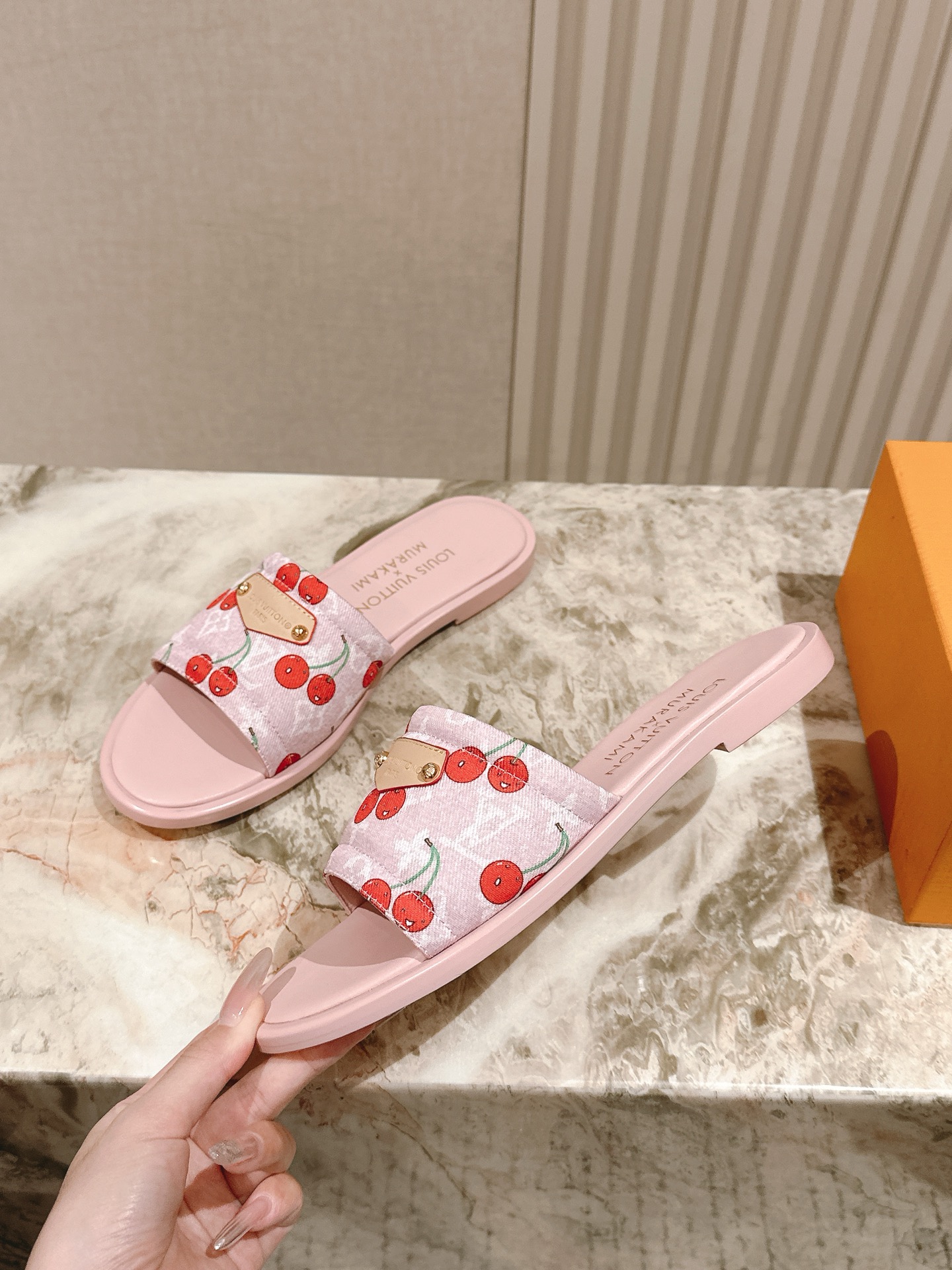   | ²⁰²5𝐬𝐬 🤍🤎
驴家早春新品🆕 new arrival～LV春夏涂鸦拖鞋，也太出彩了！时尚性