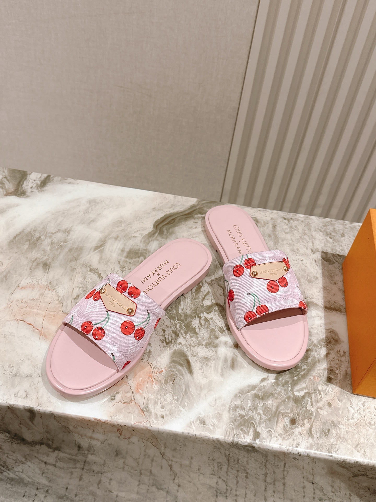   | ²⁰²5𝐬𝐬 🤍🤎
驴家早春新品🆕 new arrival～LV春夏涂鸦拖鞋，也太出彩了！时尚性