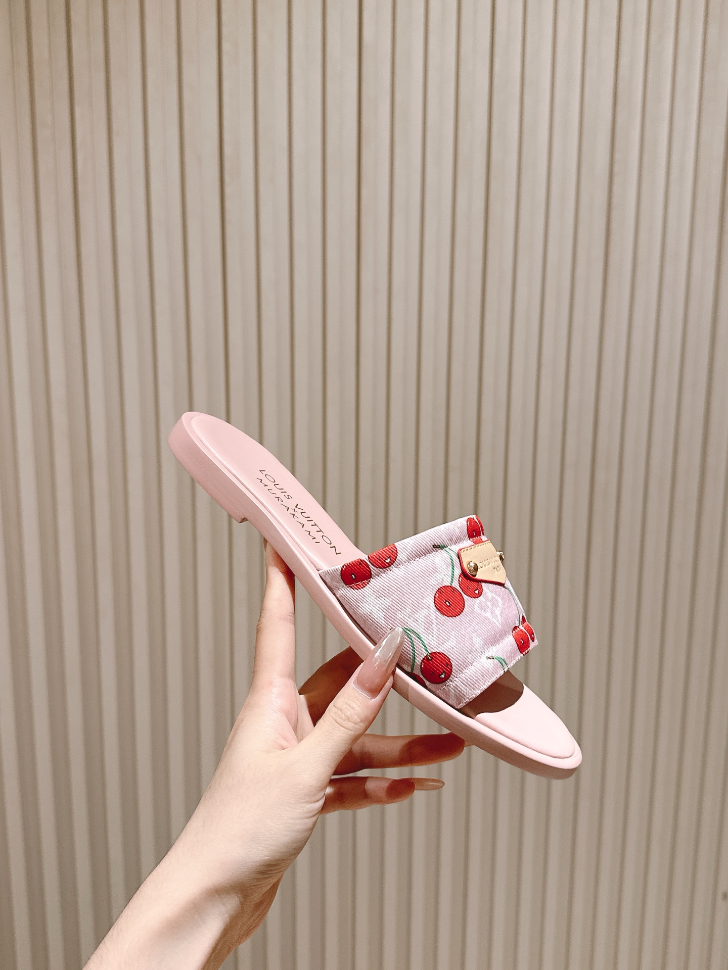   | ²⁰²5𝐬𝐬 🤍🤎
驴家早春新品🆕 new arrival～LV春夏涂鸦拖鞋，也太出彩了！时尚性
