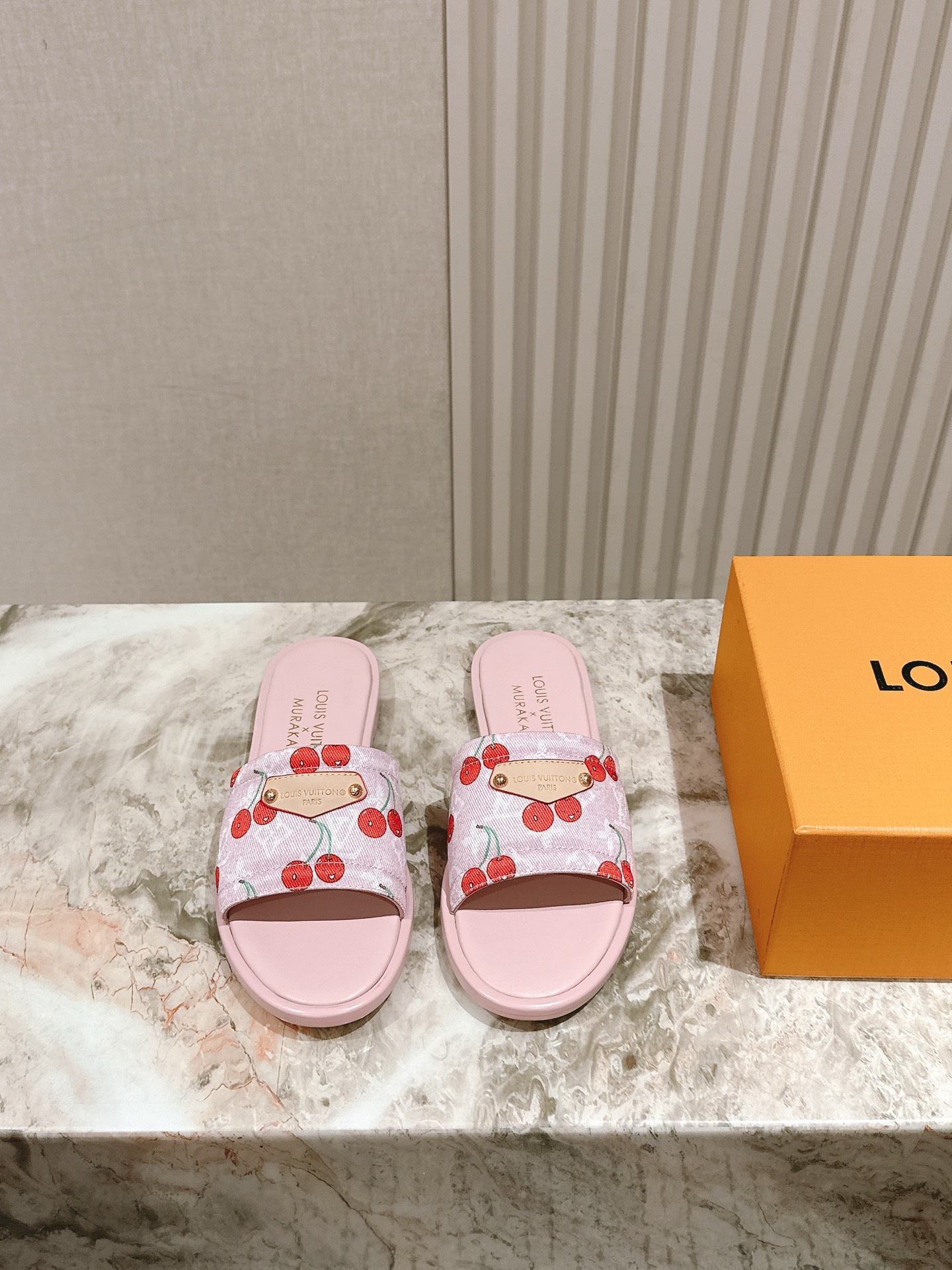  | ²⁰²5𝐬𝐬 🤍🤎
驴家早春新品🆕 new arrival～LV春夏涂鸦拖鞋，也太出彩了！时尚性