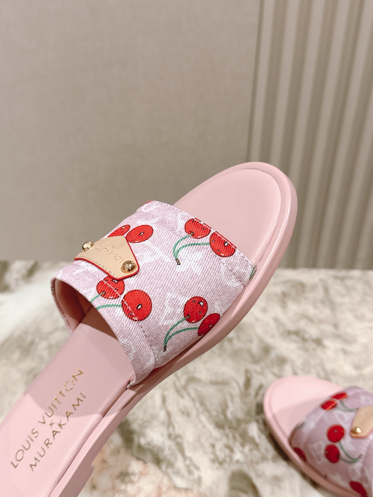   | ²⁰²5𝐬𝐬 🤍🤎
驴家早春新品🆕 new arrival～LV春夏涂鸦拖鞋，也太出彩了！时尚性