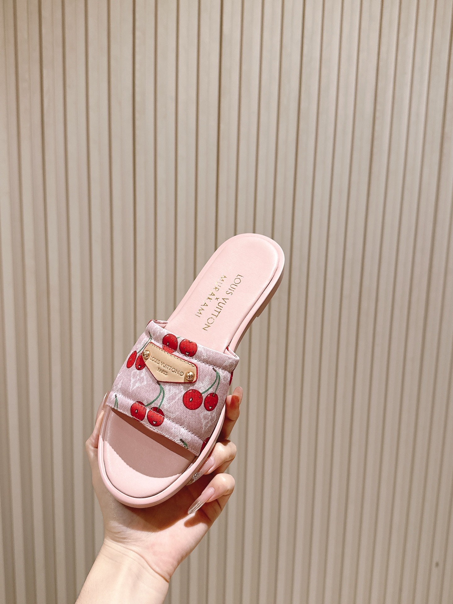   | ²⁰²5𝐬𝐬 🤍🤎
驴家早春新品🆕 new arrival～LV春夏涂鸦拖鞋，也太出彩了！时尚性