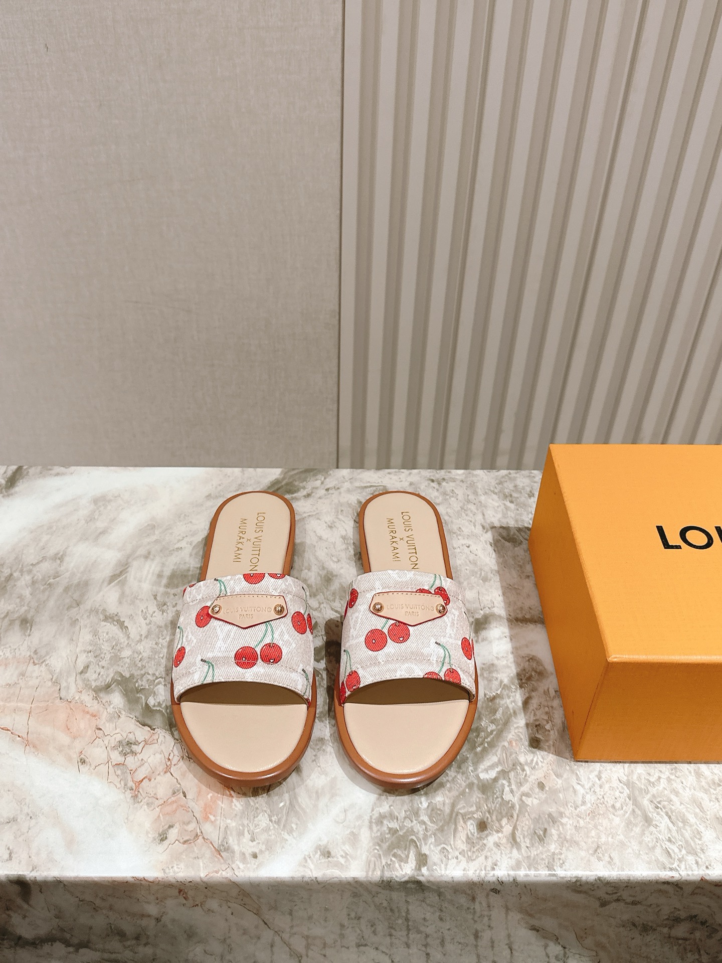  | ²⁰²5𝐬𝐬 🤍🤎
驴家早春新品🆕 new arrival～LV春夏涂鸦拖鞋，也太出彩了！时尚性