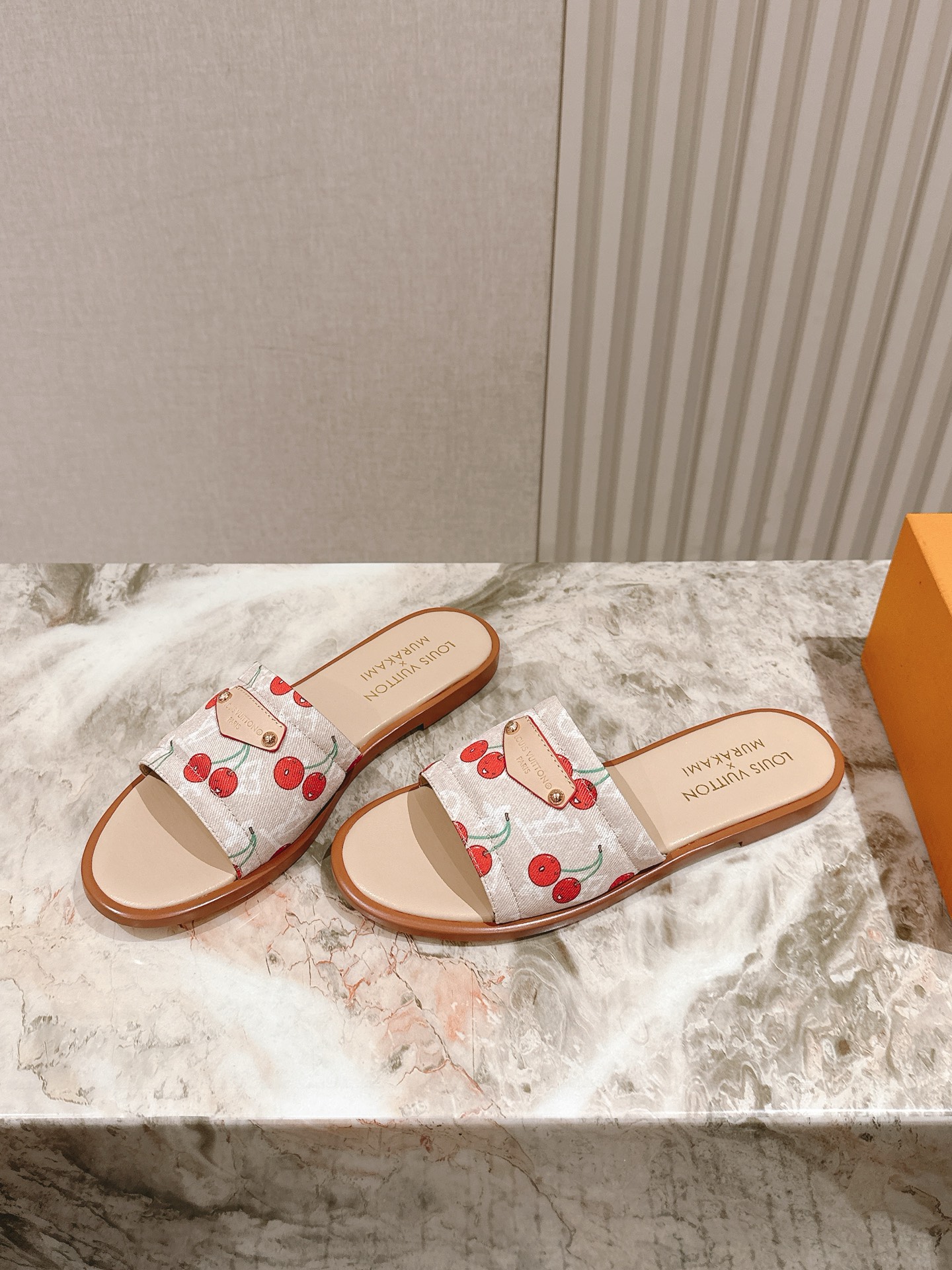   | ²⁰²5𝐬𝐬 🤍🤎
驴家早春新品🆕 new arrival～LV春夏涂鸦拖鞋，也太出彩了！时尚性