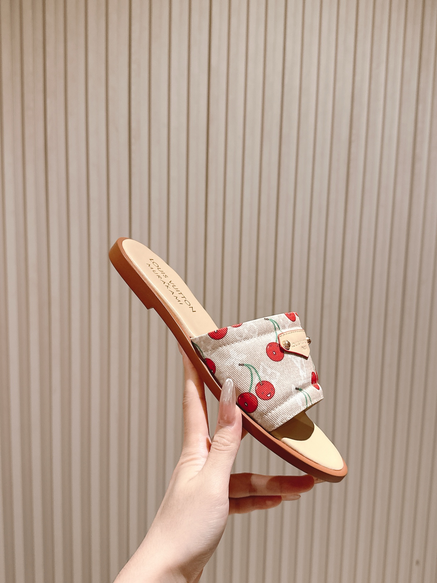   | ²⁰²5𝐬𝐬 🤍🤎
驴家早春新品🆕 new arrival～LV春夏涂鸦拖鞋，也太出彩了！时尚性