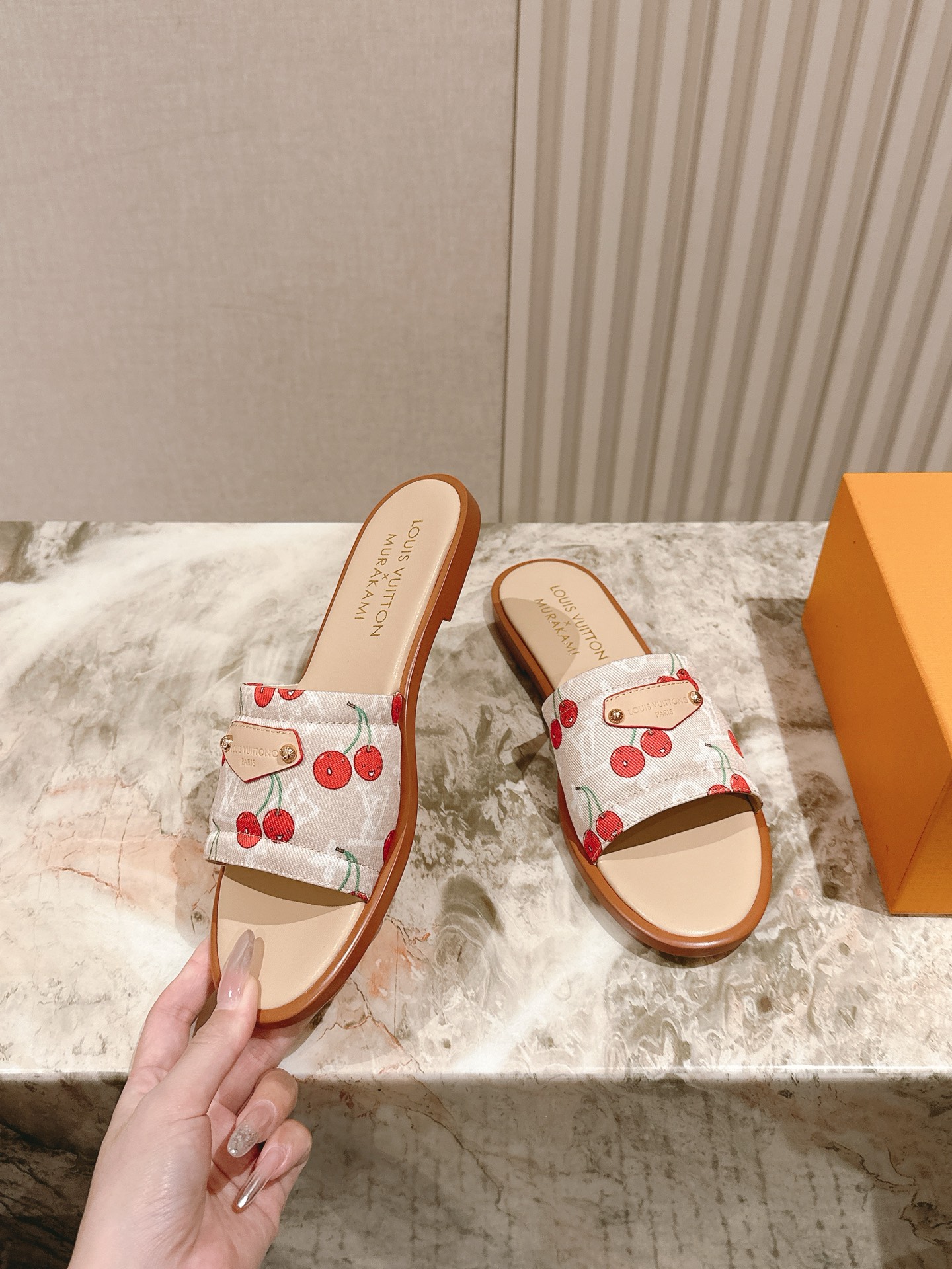   | ²⁰²5𝐬𝐬 🤍🤎
驴家早春新品🆕 new arrival～LV春夏涂鸦拖鞋，也太出彩了！时尚性