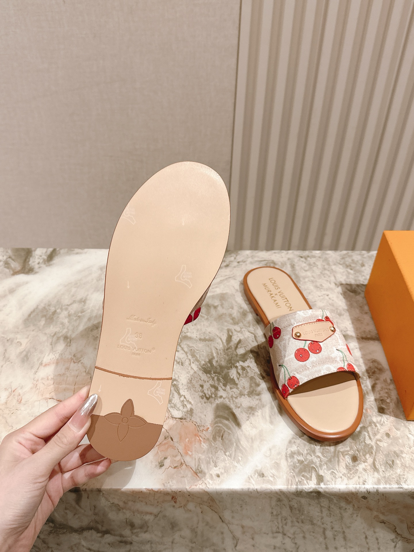   | ²⁰²5𝐬𝐬 🤍🤎
驴家早春新品🆕 new arrival～LV春夏涂鸦拖鞋，也太出彩了！时尚性