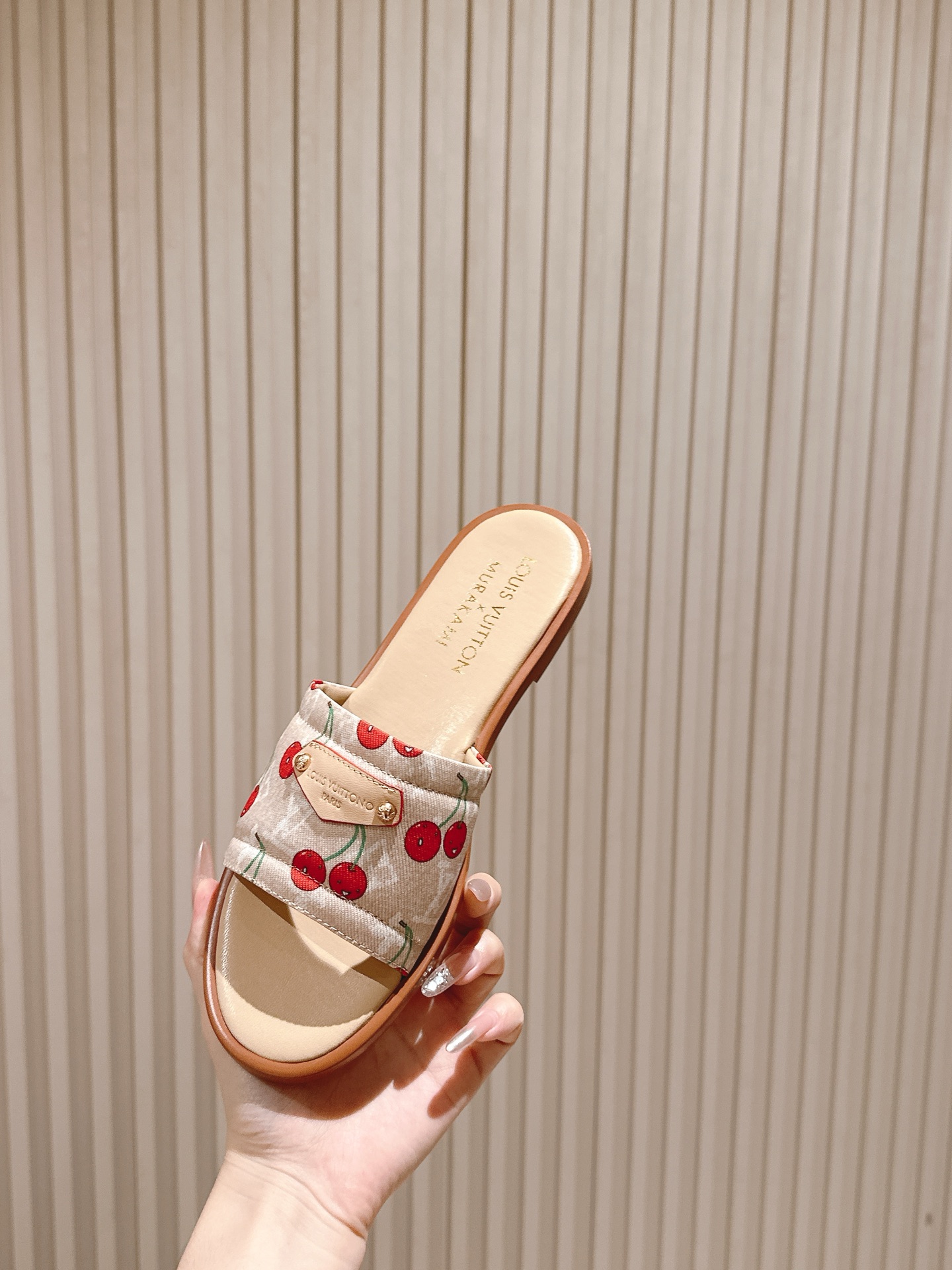   | ²⁰²5𝐬𝐬 🤍🤎
驴家早春新品🆕 new arrival～LV春夏涂鸦拖鞋，也太出彩了！时尚性