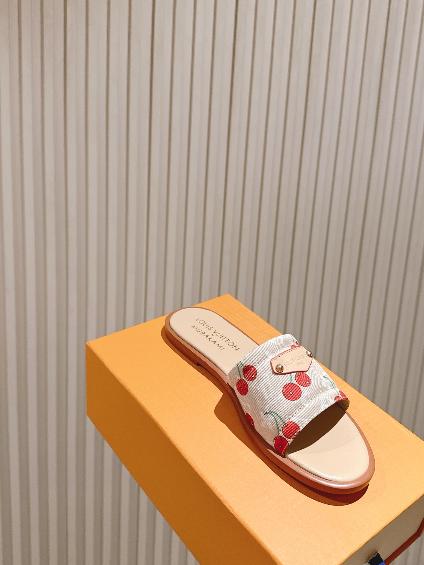   | ²⁰²5𝐬𝐬 🤍🤎
驴家早春新品🆕 new arrival～LV春夏涂鸦拖鞋，也太出彩了！时尚性