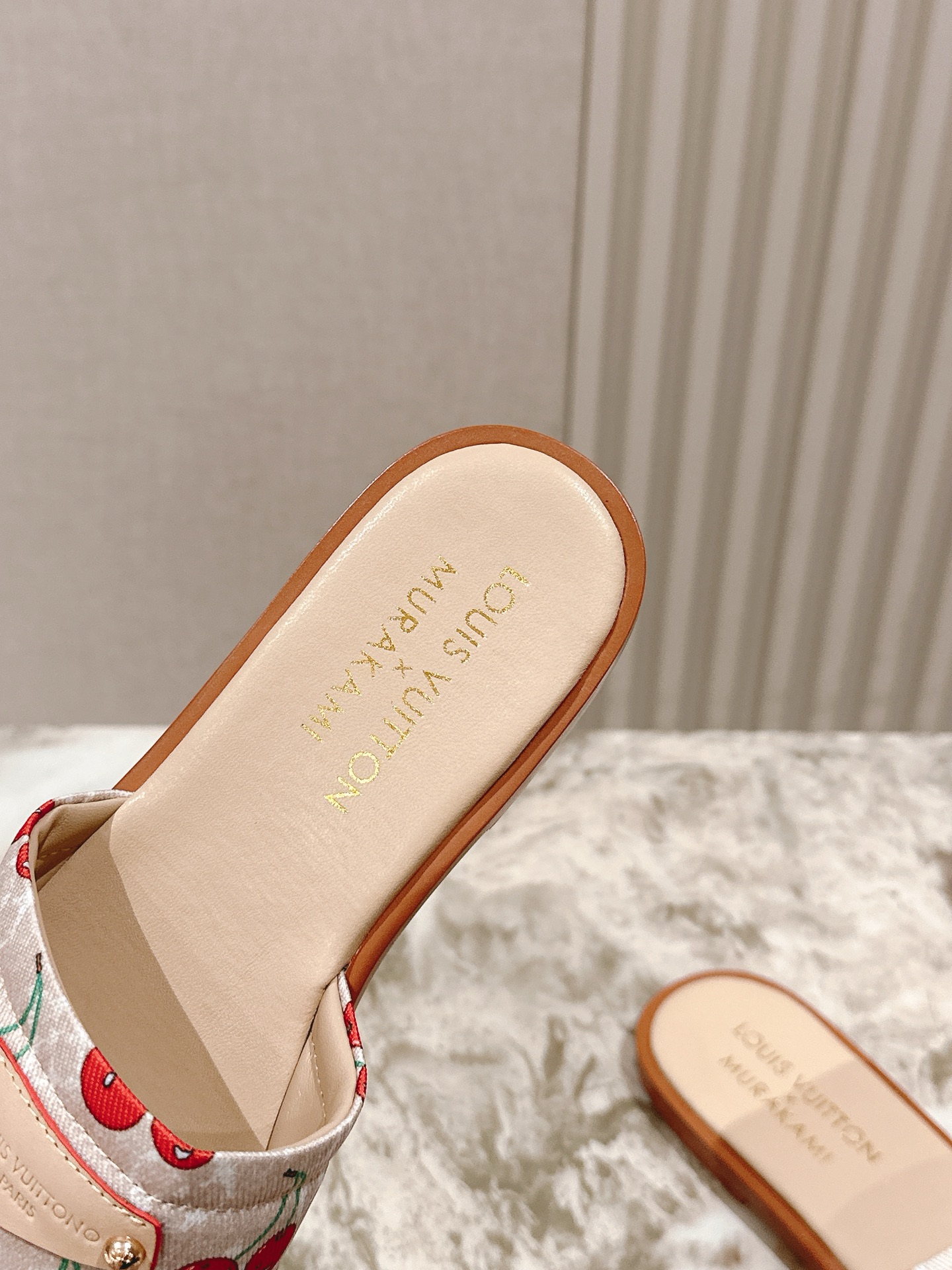   | ²⁰²5𝐬𝐬 🤍🤎
驴家早春新品🆕 new arrival～LV春夏涂鸦拖鞋，也太出彩了！时尚性