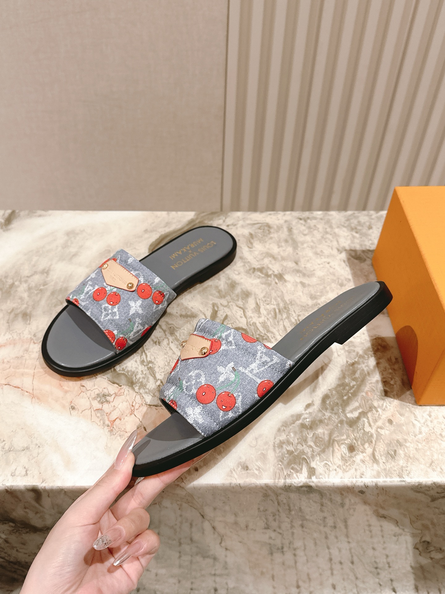   | ²⁰²5𝐬𝐬 🤍🤎
驴家早春新品🆕 new arrival～LV春夏涂鸦拖鞋，也太出彩了！时尚性