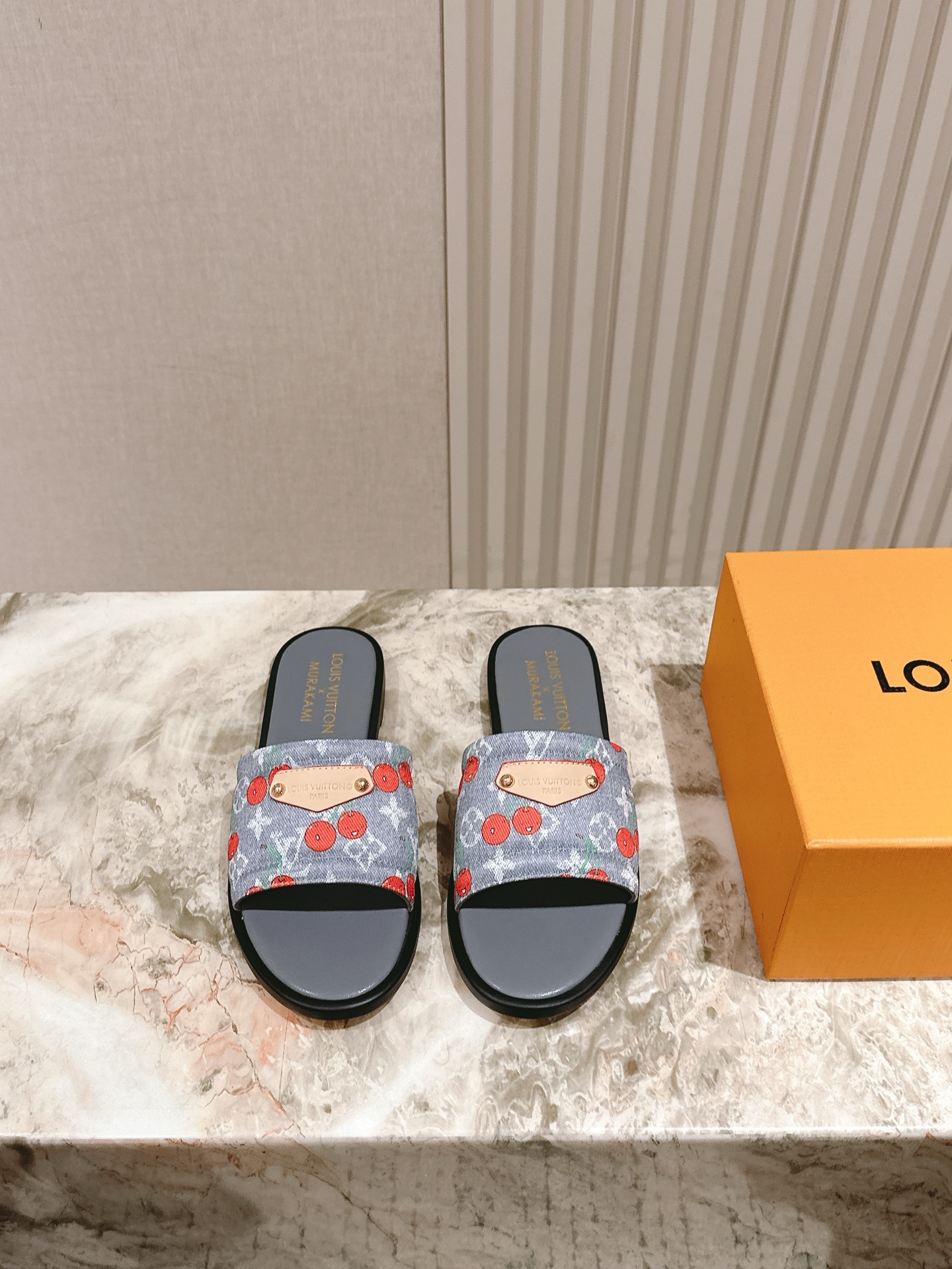   | ²⁰²5𝐬𝐬 🤍🤎
驴家早春新品🆕 new arrival～LV春夏涂鸦拖鞋，也太出彩了！时尚性
