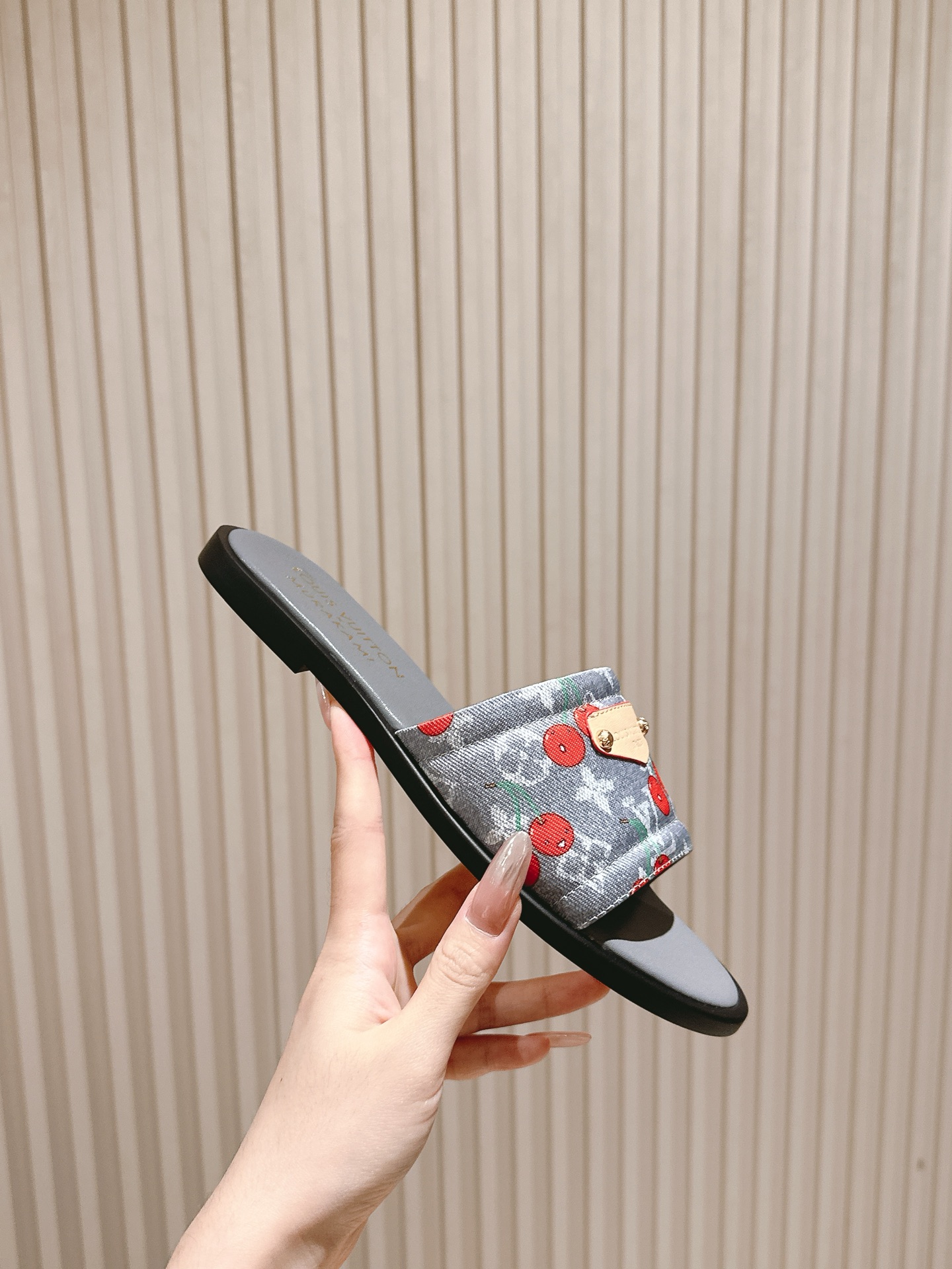   | ²⁰²5𝐬𝐬 🤍🤎
驴家早春新品🆕 new arrival～LV春夏涂鸦拖鞋，也太出彩了！时尚性