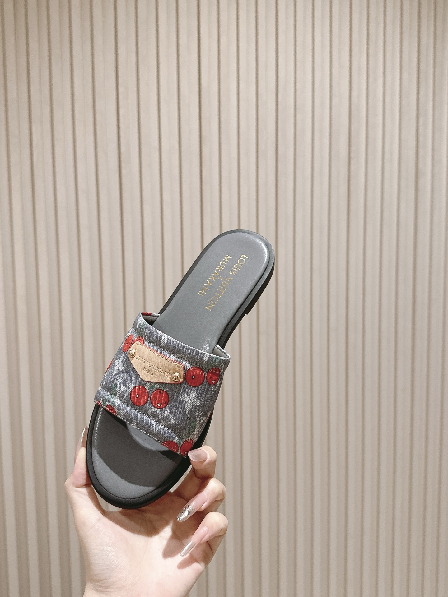   | ²⁰²5𝐬𝐬 🤍🤎
驴家早春新品🆕 new arrival～LV春夏涂鸦拖鞋，也太出彩了！时尚性