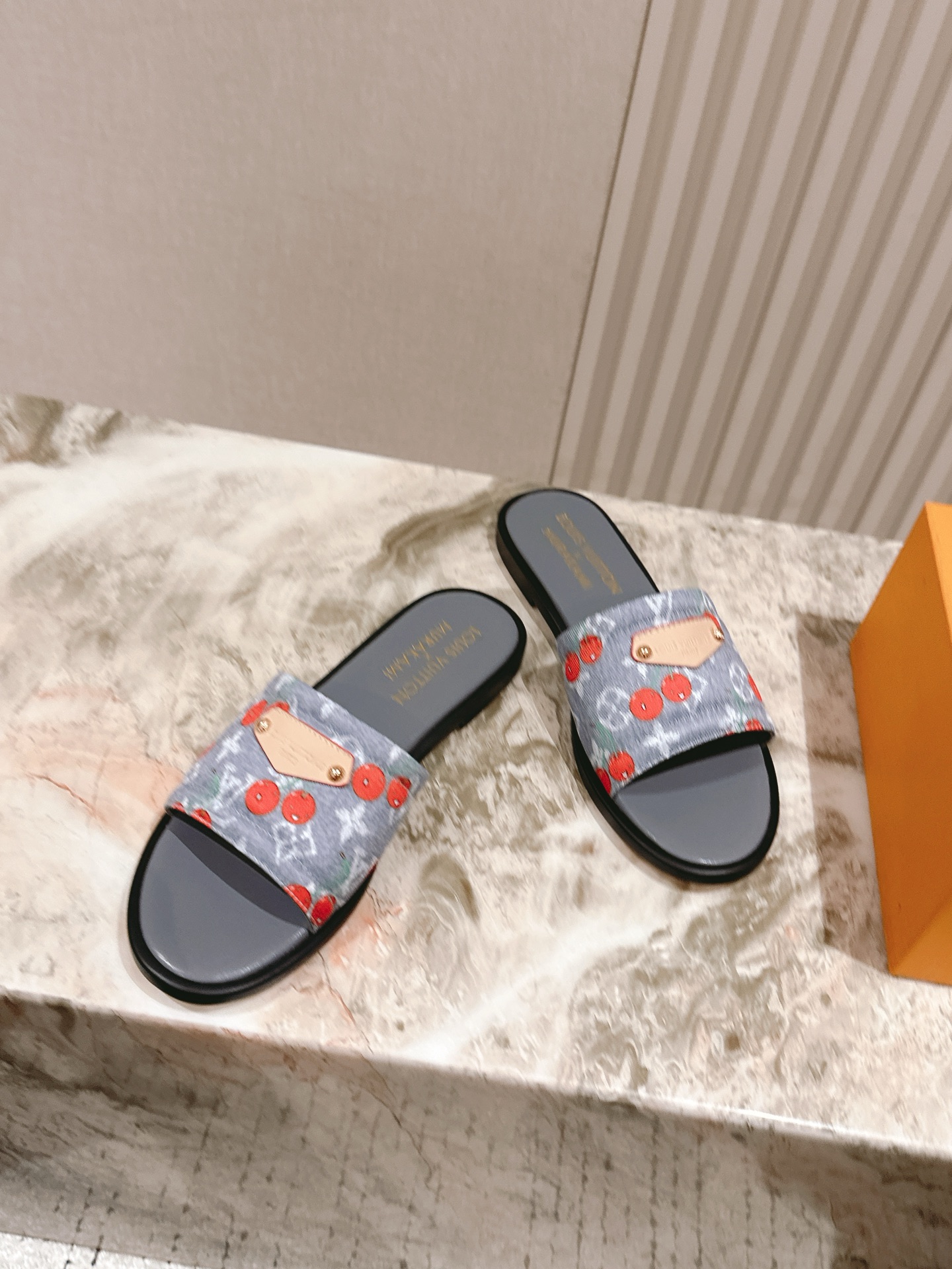   | ²⁰²5𝐬𝐬 🤍🤎
驴家早春新品🆕 new arrival～LV春夏涂鸦拖鞋，也太出彩了！时尚性