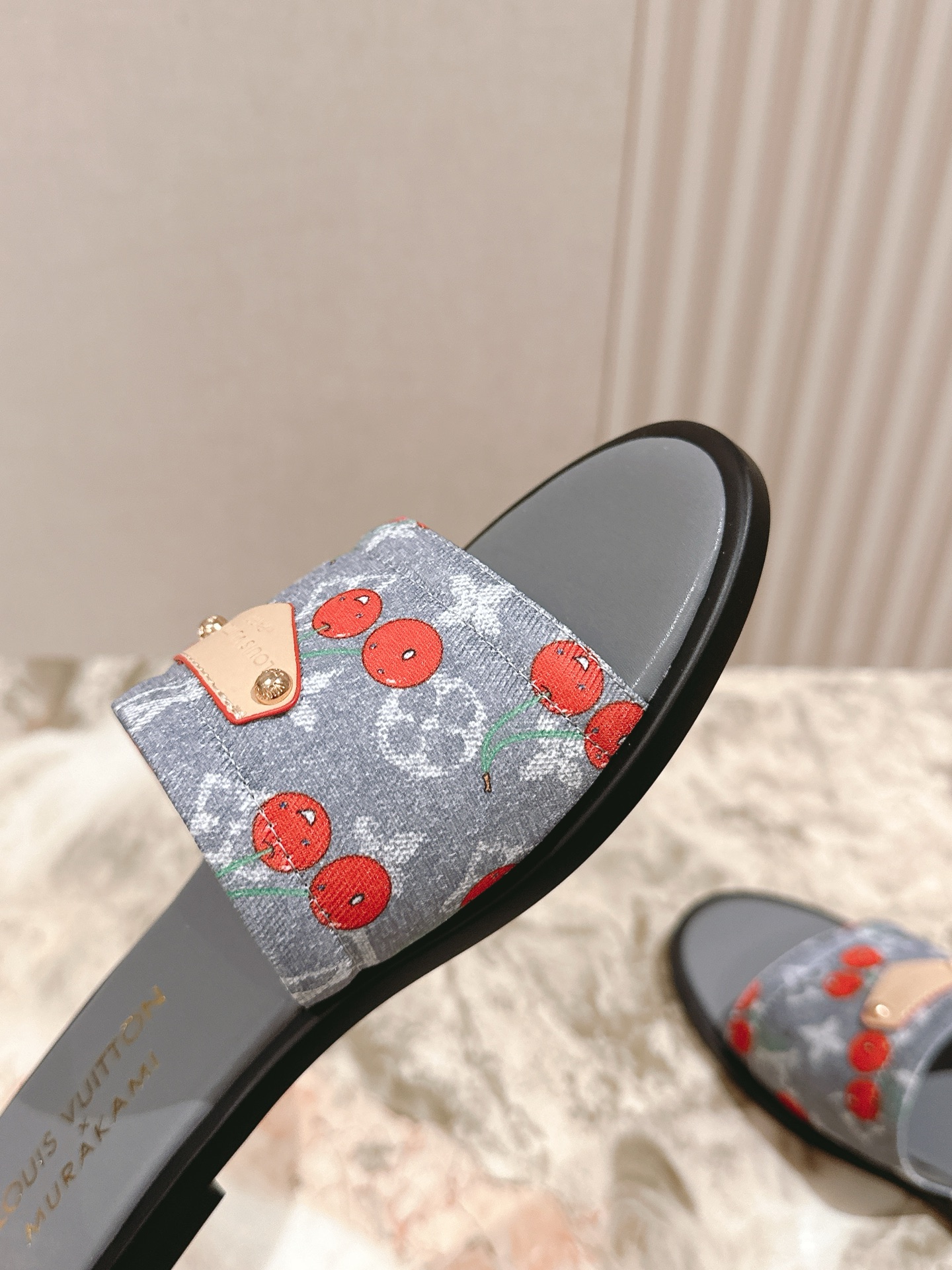   | ²⁰²5𝐬𝐬 🤍🤎
驴家早春新品🆕 new arrival～LV春夏涂鸦拖鞋，也太出彩了！时尚性
