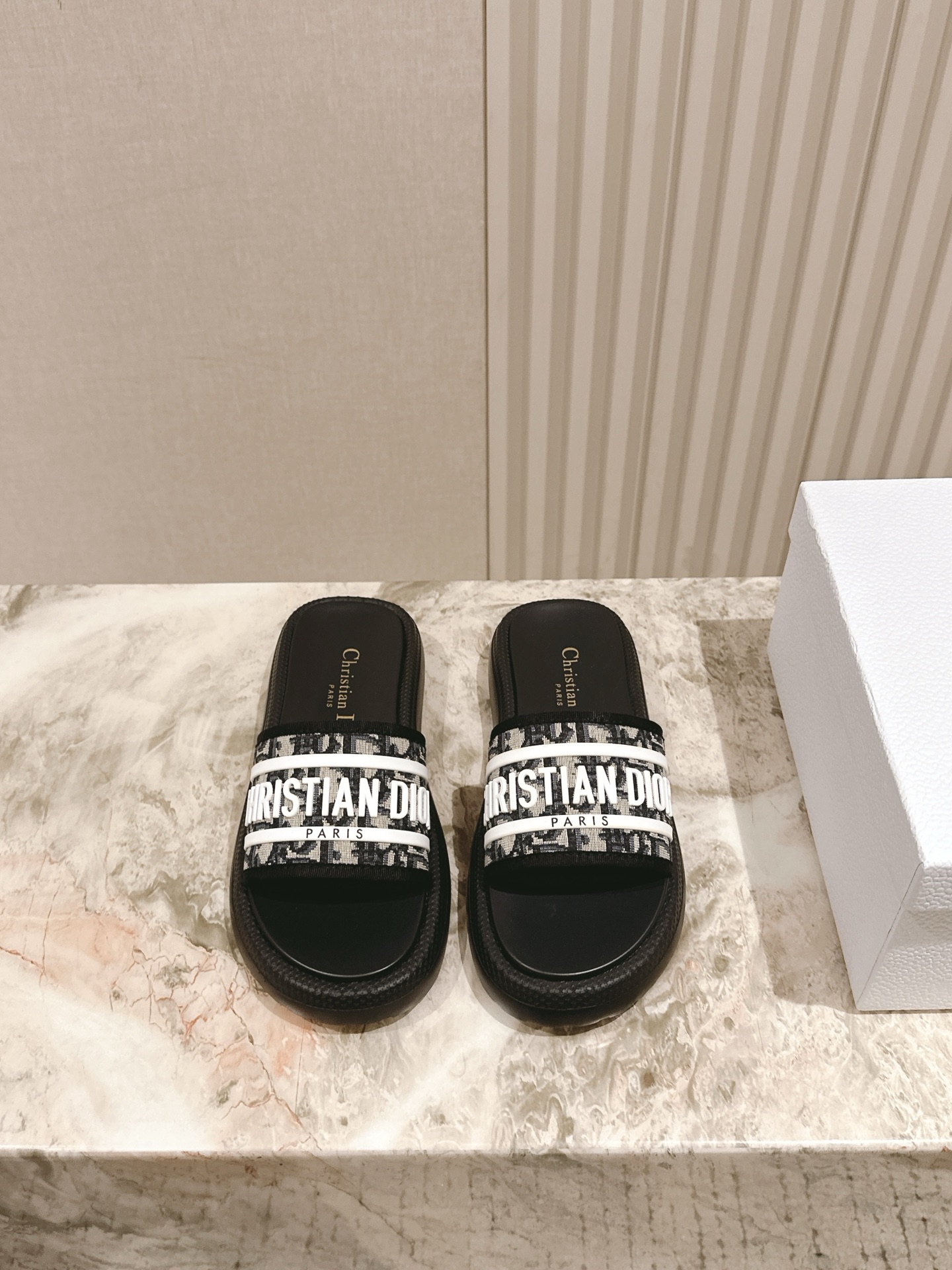 NO:410646,| 5 Dior - Wan Needle Embroidered Slippers A must-have item for summer beach vacation, minimalist style, light and comfortable, original mold-opening vacuum foam bottom, super fitting to the foot... Christian Dior embroidered cloth style/stencil leather style... 35-40 40 customized, full set of counter synchronous gift box packaging!  slippers,dior,slippers19860909| 5  Dior——万针刺绣拖鞋 夏日沙滩度假必备单品,极简风格轻便舒适 原版开模抽真空发泡底,超贴合脚感…… Christian Dior刺绣布面款/钢印皮面款…… 码数35—40 40定做 全套专柜同步礼盒包装！,拖鞋,dior,slippers,Women's Shoes