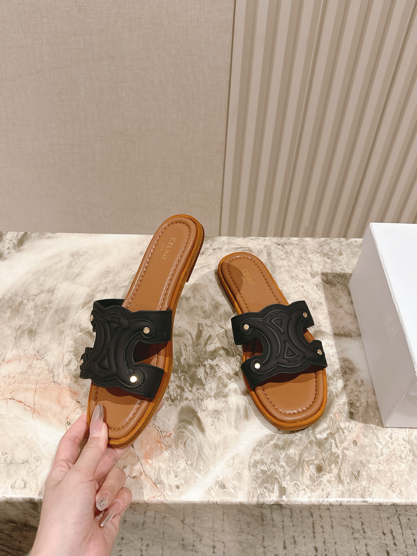 拖鞋   | ²⁰²5𝐬𝐬 🤍🤎
CELINE 思琳夏新款爆款凯旋门英伦风平底凉鞋拖鞋 简约大气时髦，耐