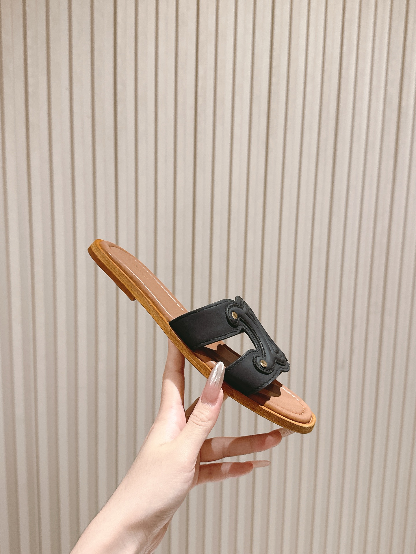 拖鞋   | ²⁰²5𝐬𝐬 🤍🤎
CELINE 思琳夏新款爆款凯旋门英伦风平底凉鞋拖鞋 简约大气时髦，耐