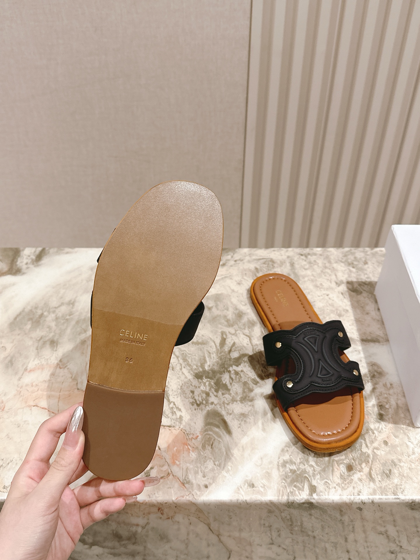 拖鞋   | ²⁰²5𝐬𝐬 🤍🤎
CELINE 思琳夏新款爆款凯旋门英伦风平底凉鞋拖鞋 简约大气时髦，耐