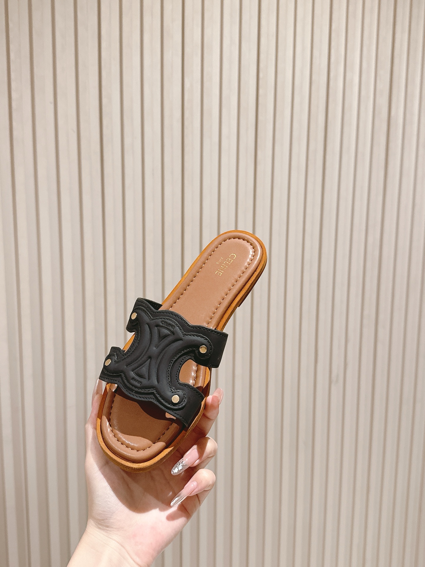 拖鞋   | ²⁰²5𝐬𝐬 🤍🤎
CELINE 思琳夏新款爆款凯旋门英伦风平底凉鞋拖鞋 简约大气时髦，耐