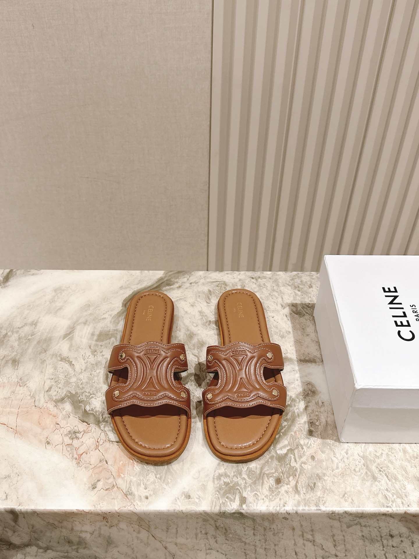 拖鞋   | ²⁰²5𝐬𝐬 🤍🤎
CELINE 思琳夏新款爆款凯旋门英伦风平底凉鞋拖鞋 简约大气时髦，耐