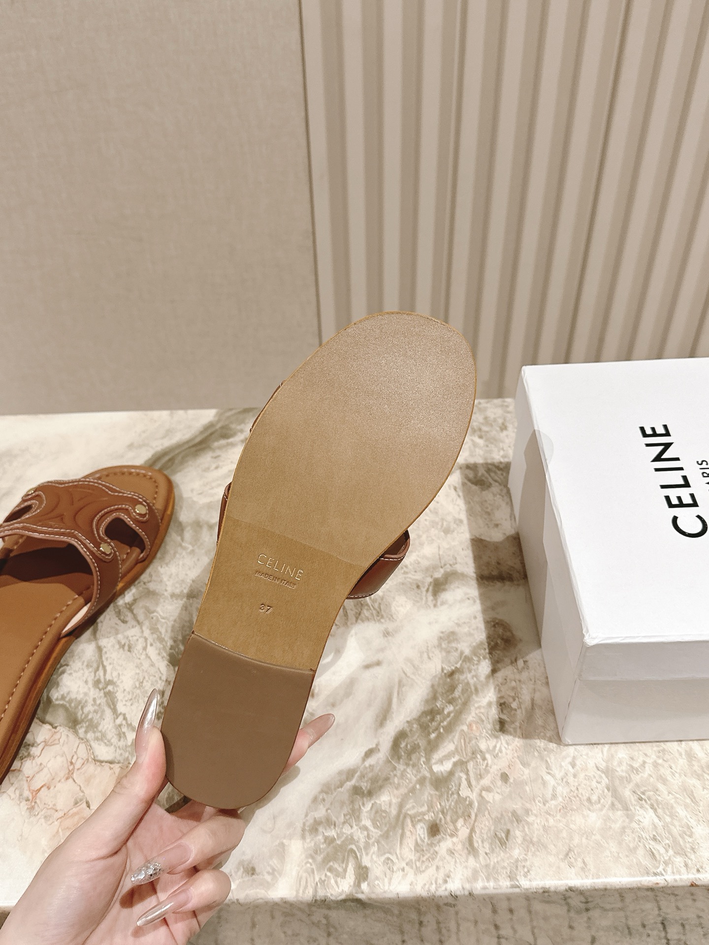 拖鞋   | ²⁰²5𝐬𝐬 🤍🤎
CELINE 思琳夏新款爆款凯旋门英伦风平底凉鞋拖鞋 简约大气时髦，耐