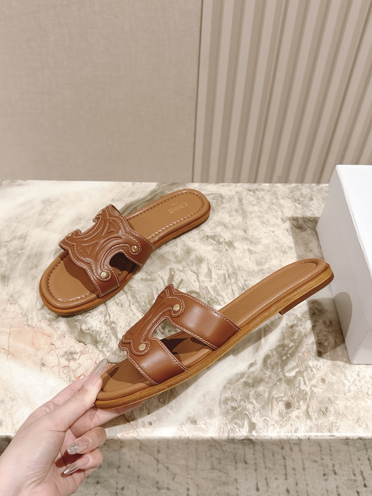 拖鞋   | ²⁰²5𝐬𝐬 🤍🤎
CELINE 思琳夏新款爆款凯旋门英伦风平底凉鞋拖鞋 简约大气时髦，耐