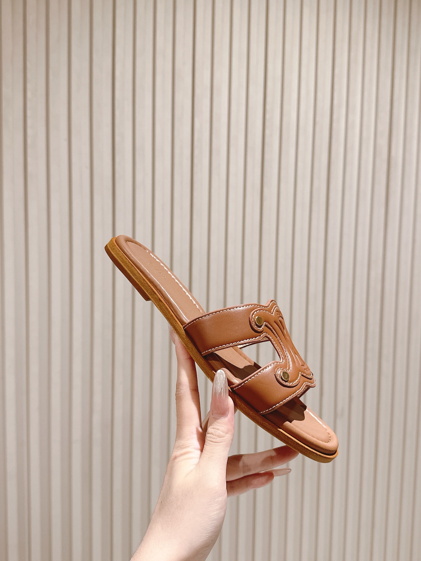 拖鞋   | ²⁰²5𝐬𝐬 🤍🤎
CELINE 思琳夏新款爆款凯旋门英伦风平底凉鞋拖鞋 简约大气时髦，耐