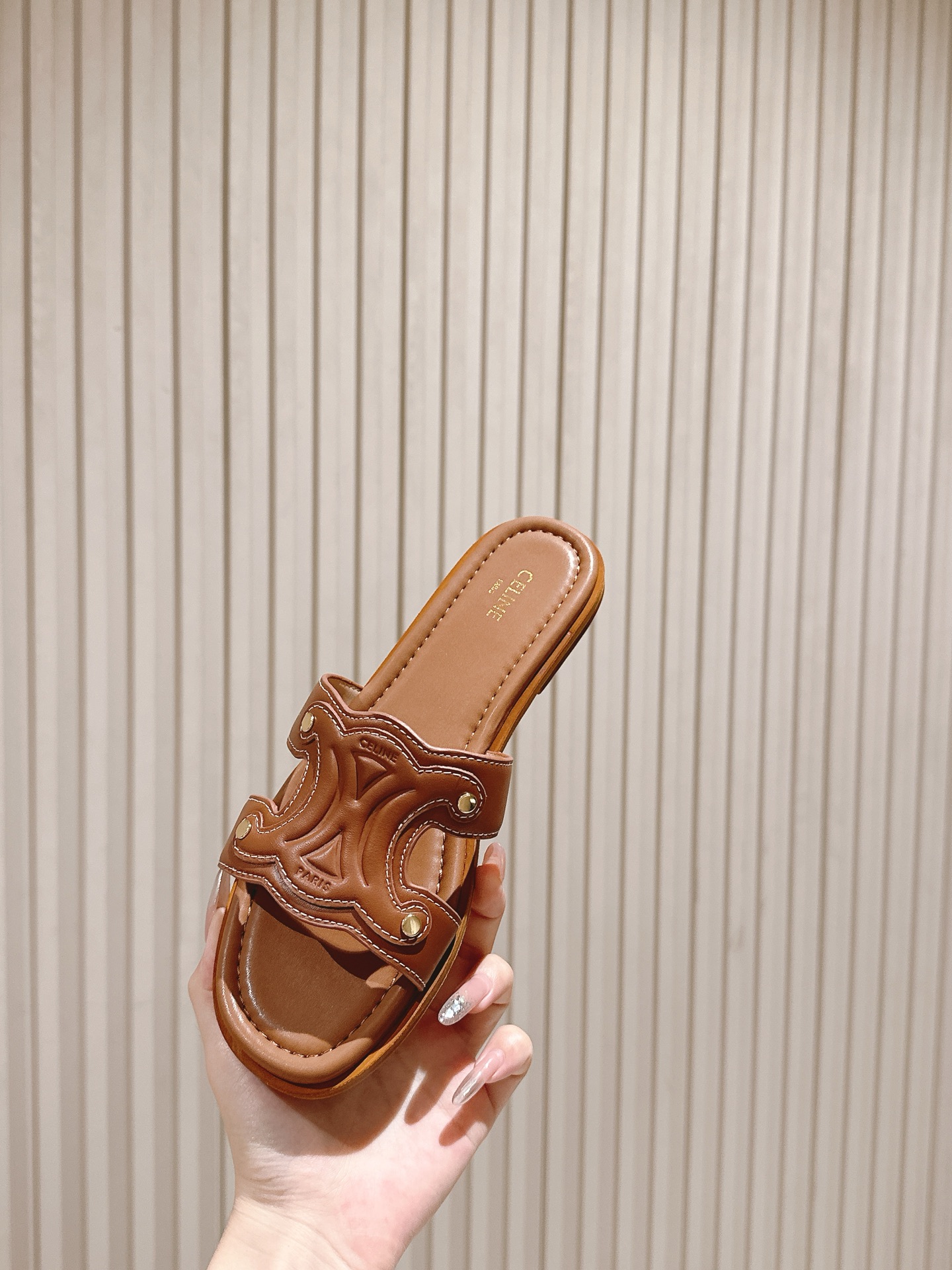 拖鞋   | ²⁰²5𝐬𝐬 🤍🤎
CELINE 思琳夏新款爆款凯旋门英伦风平底凉鞋拖鞋 简约大气时髦，耐