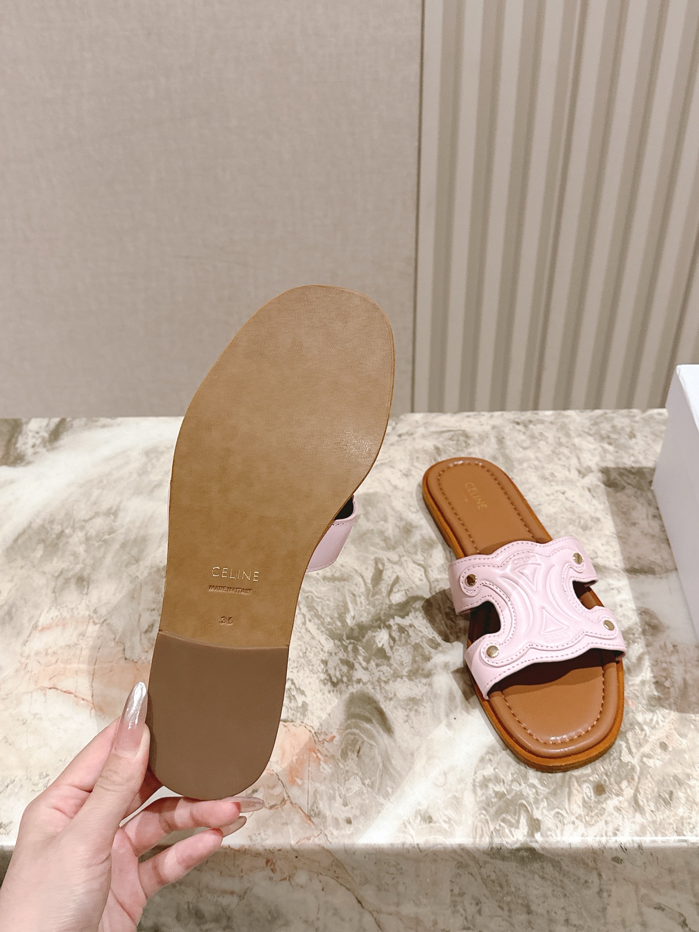 拖鞋   | ²⁰²5𝐬𝐬 🤍🤎
CELINE 思琳夏新款爆款凯旋门英伦风平底凉鞋拖鞋 简约大气时髦，耐