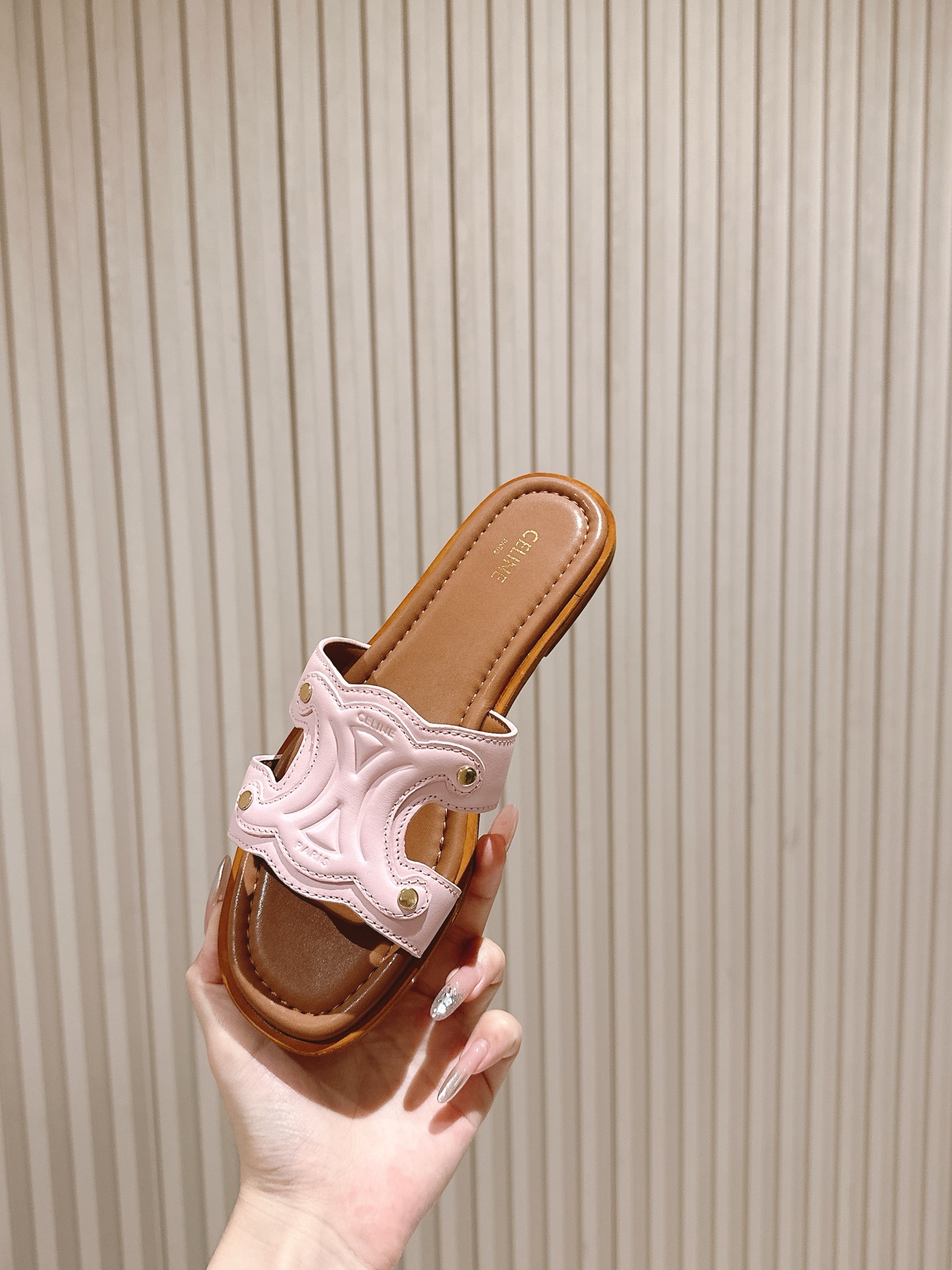 拖鞋   | ²⁰²5𝐬𝐬 🤍🤎
CELINE 思琳夏新款爆款凯旋门英伦风平底凉鞋拖鞋 简约大气时髦，耐