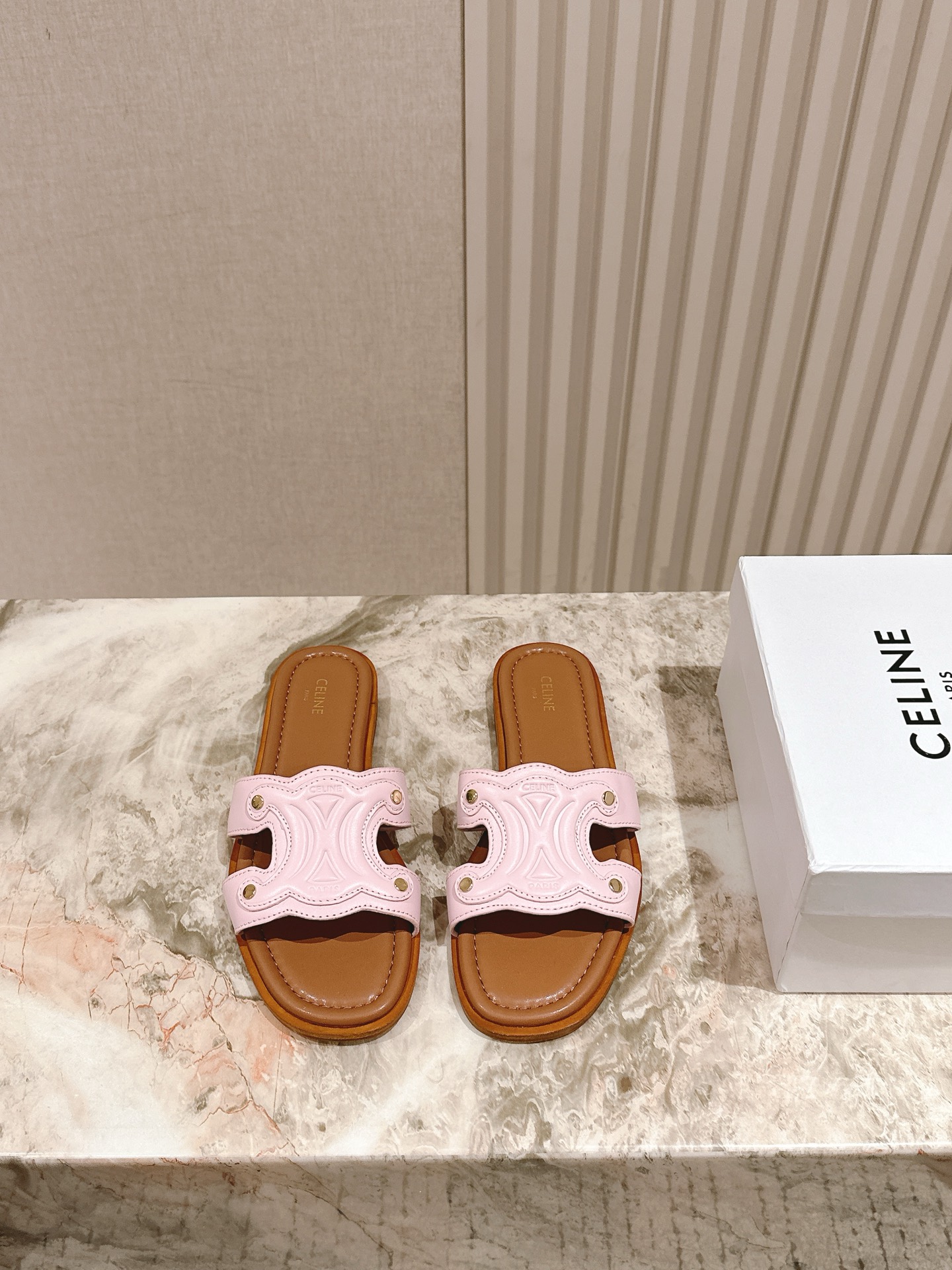 拖鞋   | ²⁰²5𝐬𝐬 🤍🤎
CELINE 思琳夏新款爆款凯旋门英伦风平底凉鞋拖鞋 简约大气时髦，耐
