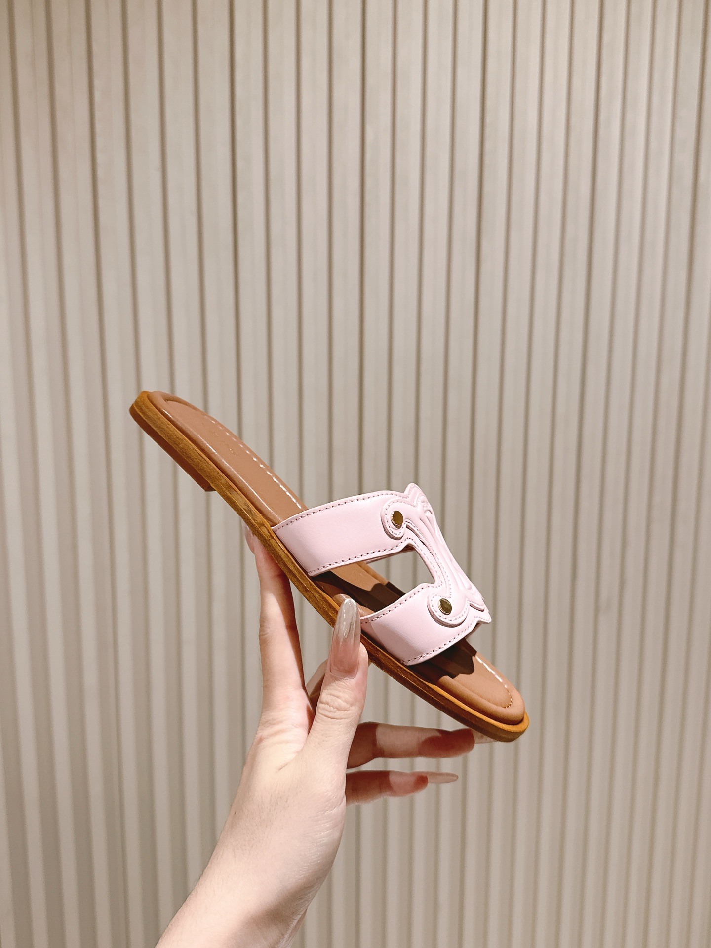 拖鞋   | ²⁰²5𝐬𝐬 🤍🤎
CELINE 思琳夏新款爆款凯旋门英伦风平底凉鞋拖鞋 简约大气时髦，耐