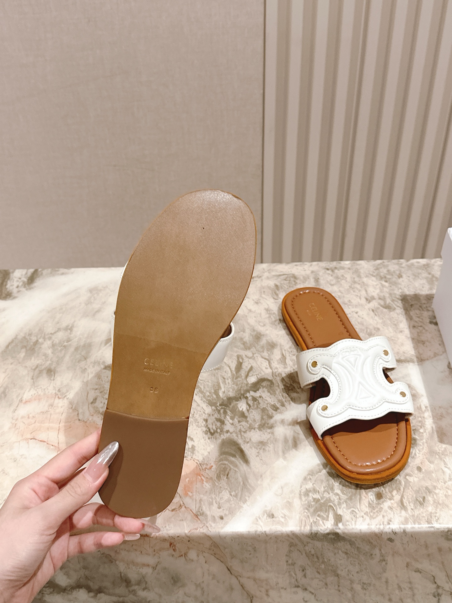 拖鞋   | ²⁰²5𝐬𝐬 🤍🤎
CELINE 思琳夏新款爆款凯旋门英伦风平底凉鞋拖鞋 简约大气时髦，耐