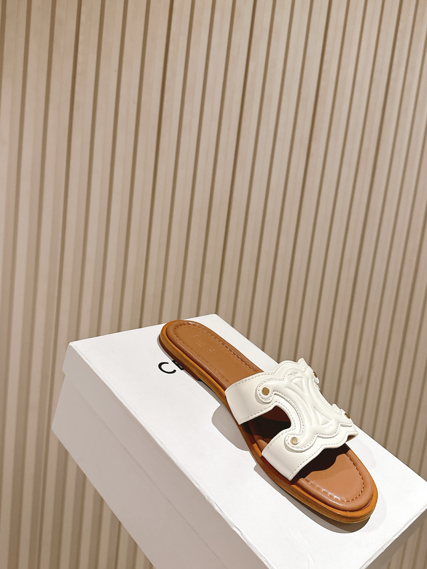 拖鞋   | ²⁰²5𝐬𝐬 🤍🤎
CELINE 思琳夏新款爆款凯旋门英伦风平底凉鞋拖鞋 简约大气时髦，耐