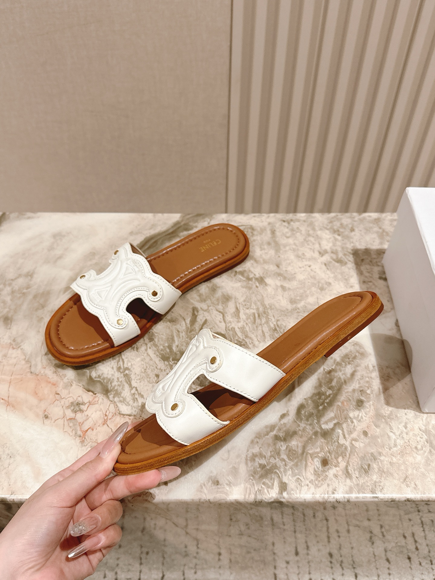 拖鞋   | ²⁰²5𝐬𝐬 🤍🤎
CELINE 思琳夏新款爆款凯旋门英伦风平底凉鞋拖鞋 简约大气时髦，耐
