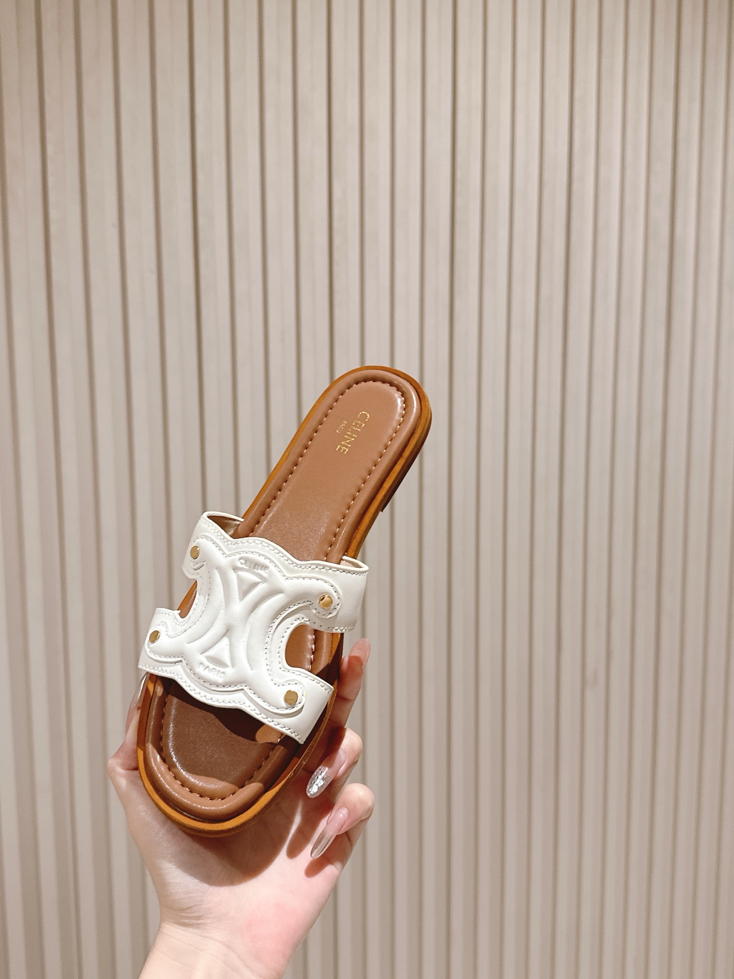 拖鞋   | ²⁰²5𝐬𝐬 🤍🤎
CELINE 思琳夏新款爆款凯旋门英伦风平底凉鞋拖鞋 简约大气时髦，耐