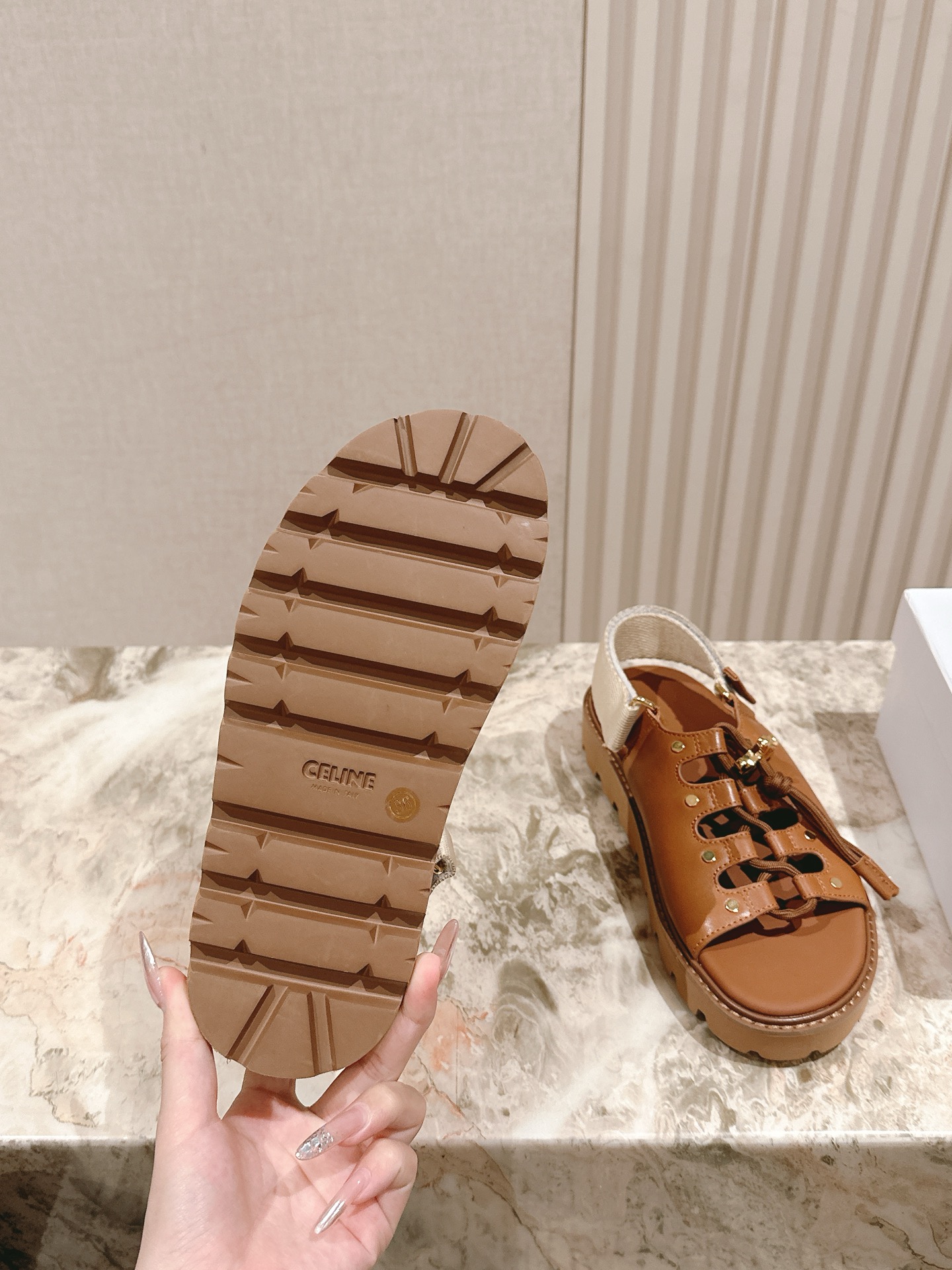  | ²⁰²5 𝐬𝐬 🤍🤎 
CELI*E塞琳春夏新款凯旋门英伦风罗马平底微标凉鞋拖鞋系列 简约大气时髦
