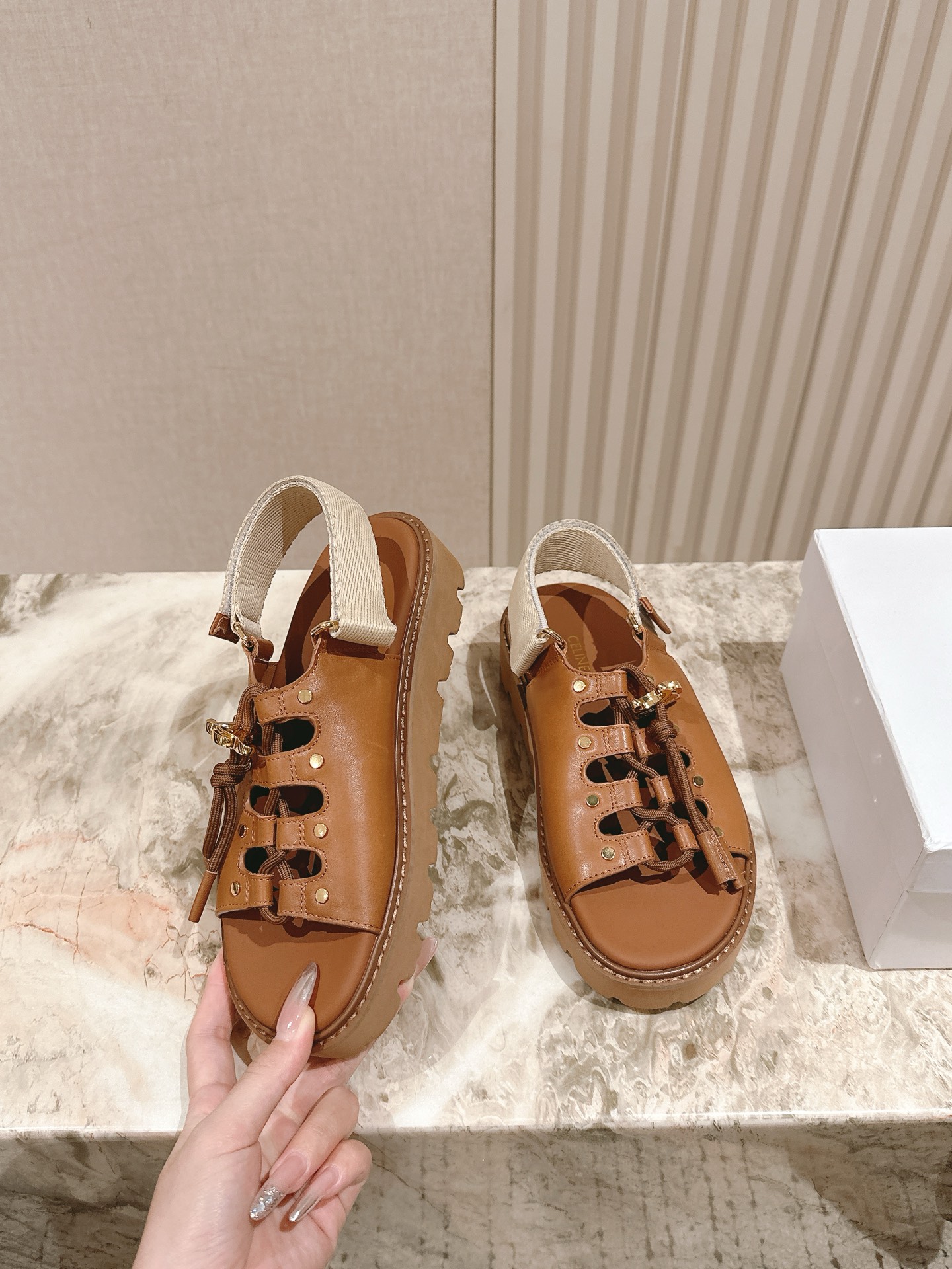  | ²⁰²5 𝐬𝐬 🤍🤎 
CELI*E塞琳春夏新款凯旋门英伦风罗马平底微标凉鞋拖鞋系列 简约大气时髦