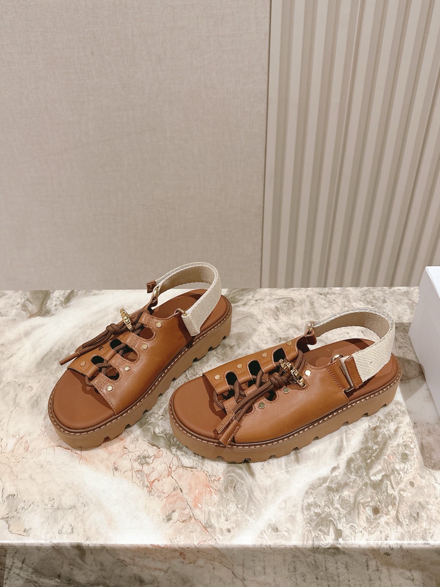  | ²⁰²5 𝐬𝐬 🤍🤎 
CELI*E塞琳春夏新款凯旋门英伦风罗马平底微标凉鞋拖鞋系列 简约大气时髦