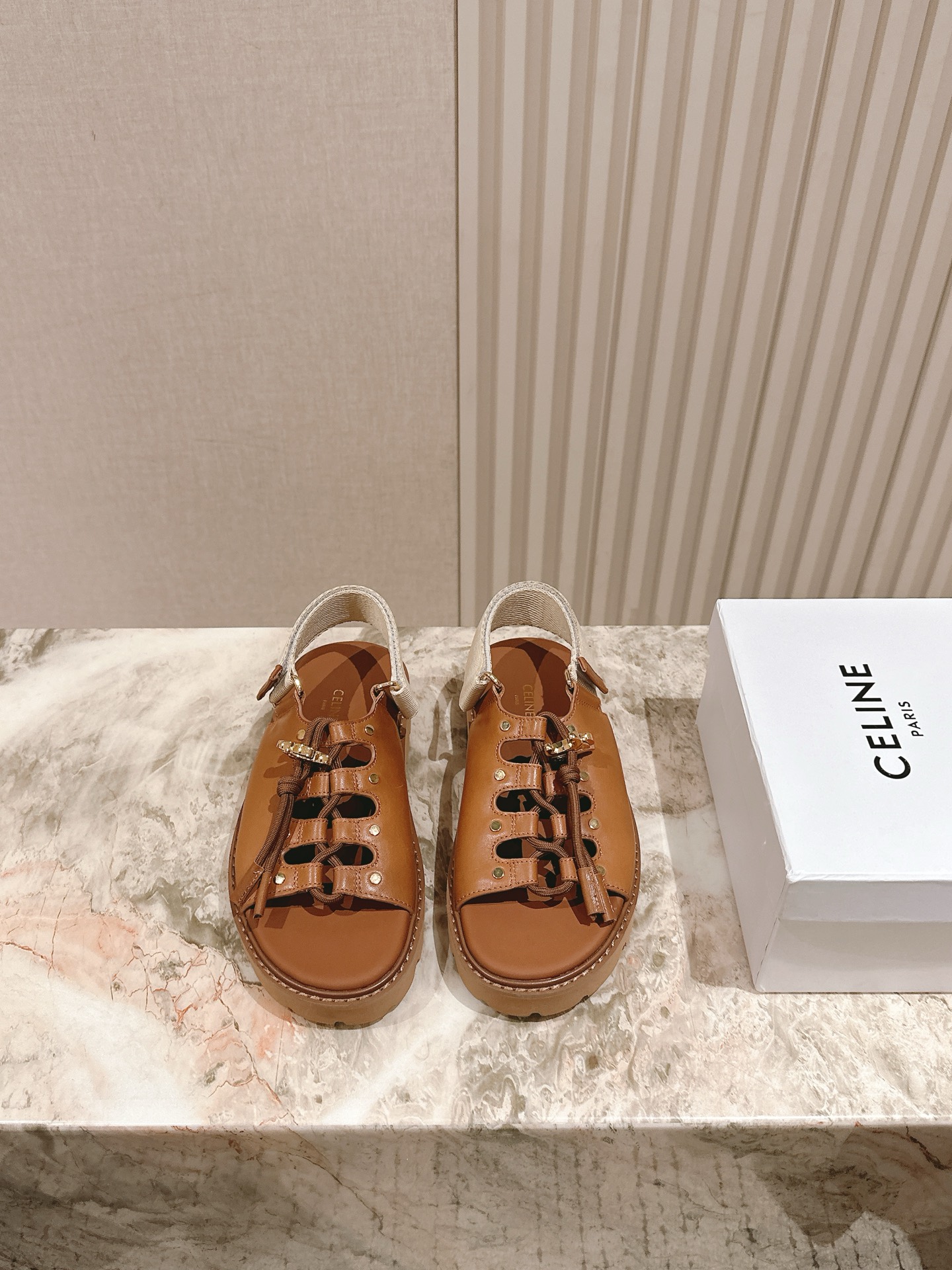  | ²⁰²5 𝐬𝐬 🤍🤎 
CELI*E塞琳春夏新款凯旋门英伦风罗马平底微标凉鞋拖鞋系列 简约大气时髦