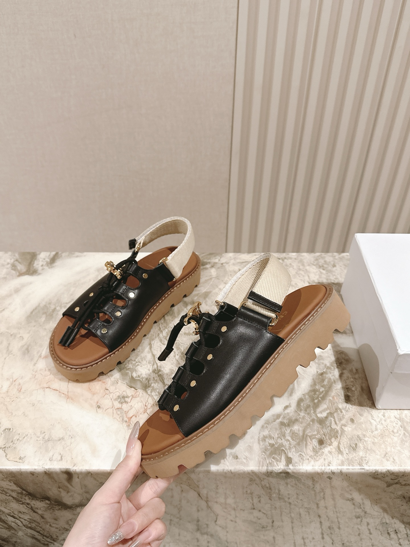  | ²⁰²5 𝐬𝐬 🤍🤎 
CELI*E塞琳春夏新款凯旋门英伦风罗马平底微标凉鞋拖鞋系列 简约大气时髦