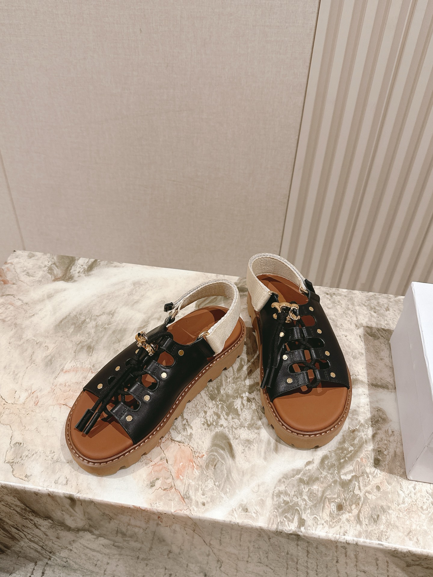  | ²⁰²5 𝐬𝐬 🤍🤎 
CELI*E塞琳春夏新款凯旋门英伦风罗马平底微标凉鞋拖鞋系列 简约大气时髦