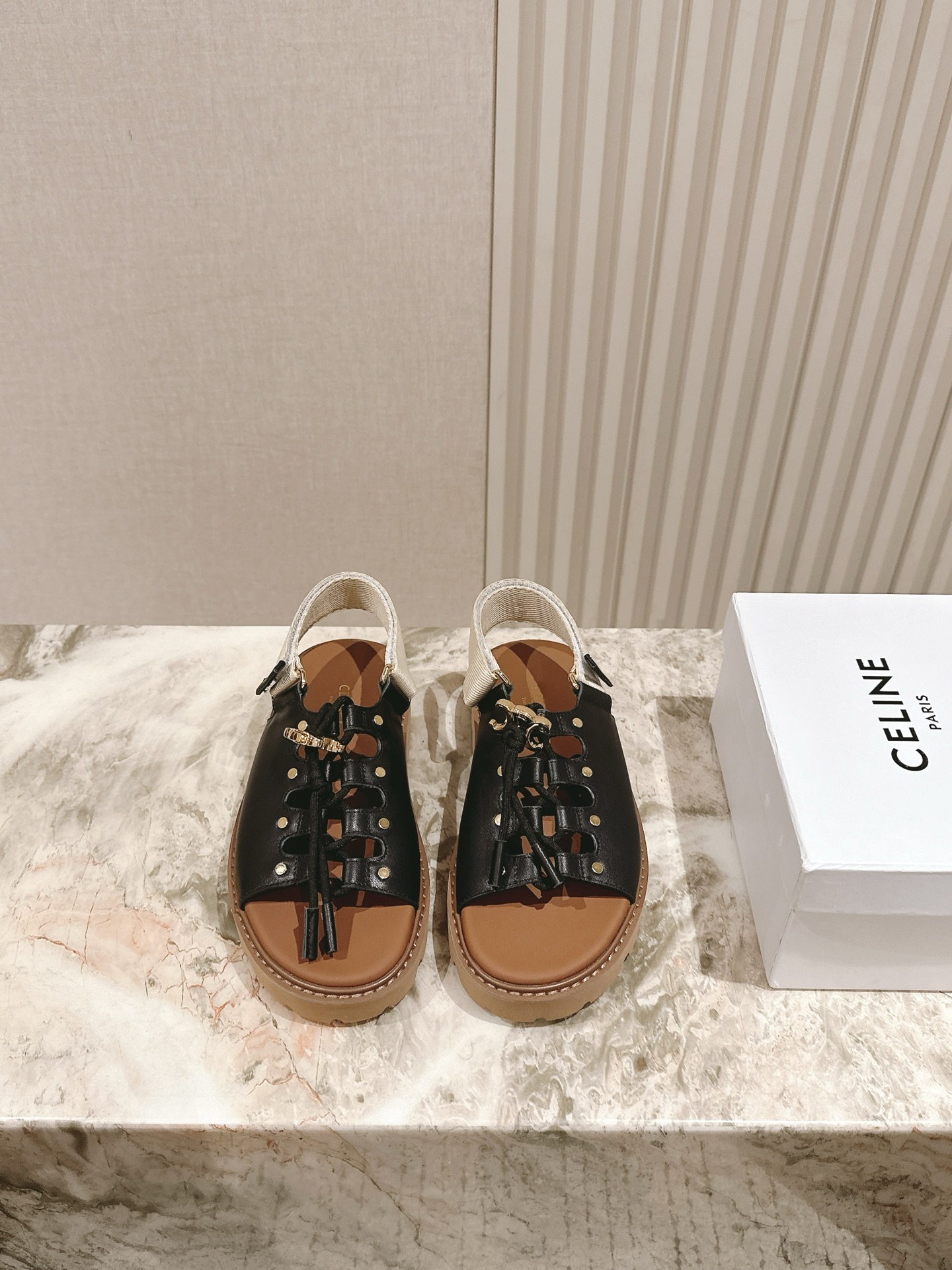  | ²⁰²5 𝐬𝐬 🤍🤎 
CELI*E塞琳春夏新款凯旋门英伦风罗马平底微标凉鞋拖鞋系列 简约大气时髦