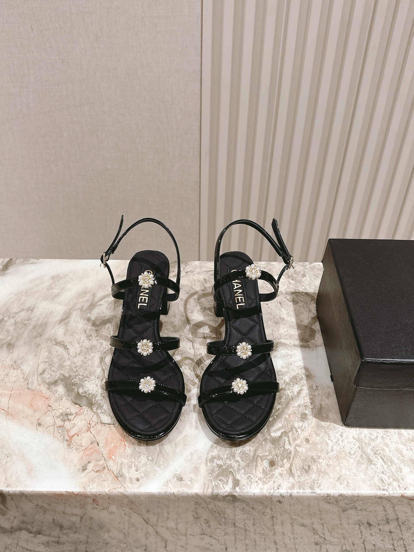 NO:410685,| 5 *Summer Pearl Roman Sandals Super Recommended!  Italian leather outsole!  It is very comfortable and versatile series!  The upper is made of imported cowhide and sheepskin inside!  Heel high flat bottom, thick heel code 35-40 (40 41, custom made without return or exchange) Special counter synchronous gift box packaging!  ,high heels sandals,sandals,high heels,cowhide,sheepskin,Leather soles19860909| 5  *夏季珍珠罗马凉鞋款 超级推荐款！意大利真皮大底！上脚很舒服百搭系列！ 鞋面选用进口牛皮.内里羊皮！跟高 平底,粗跟 码数35-40（40 41、定做不退不换） 专柜同步礼盒包装！,高跟鞋凉鞋,sandals,high heels,cowhide,sheepskin,Leather soles,Women's Shoes