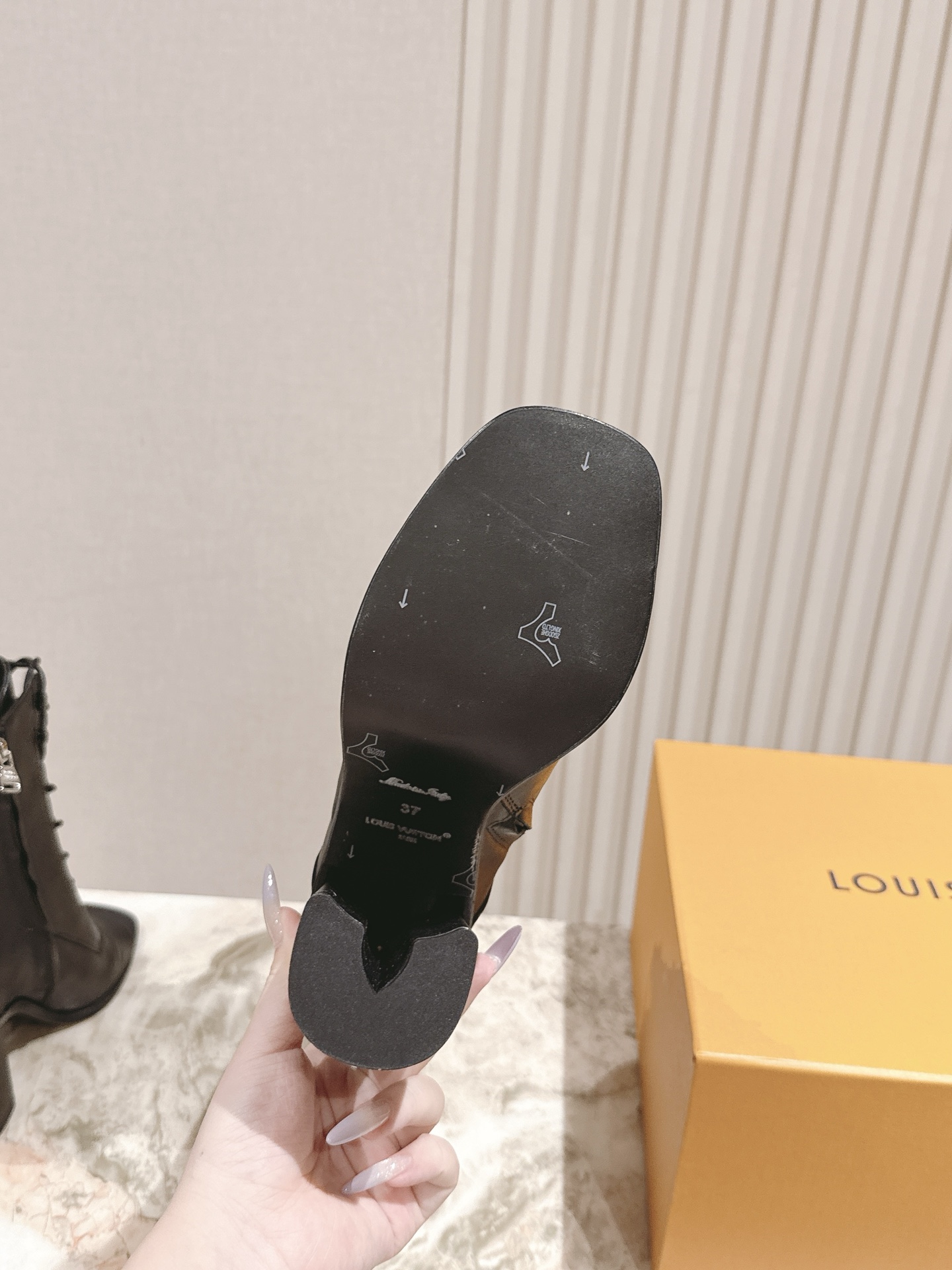绑带鱼嘴靴
  LV 路易威登专柜最新🆕2025绑带鱼嘴短靴厚底高跟短靴系列！代购级上新🆕穿上增高效果，