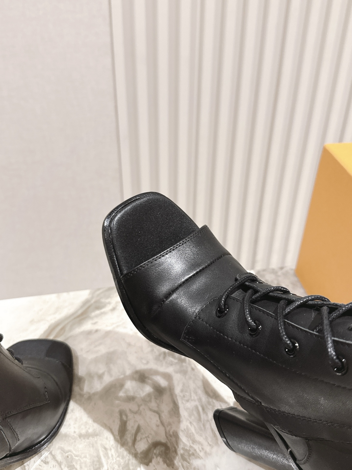 绑带鱼嘴靴
  LV 路易威登专柜最新🆕2025绑带鱼嘴短靴厚底高跟短靴系列！代购级上新🆕穿上增高效果，