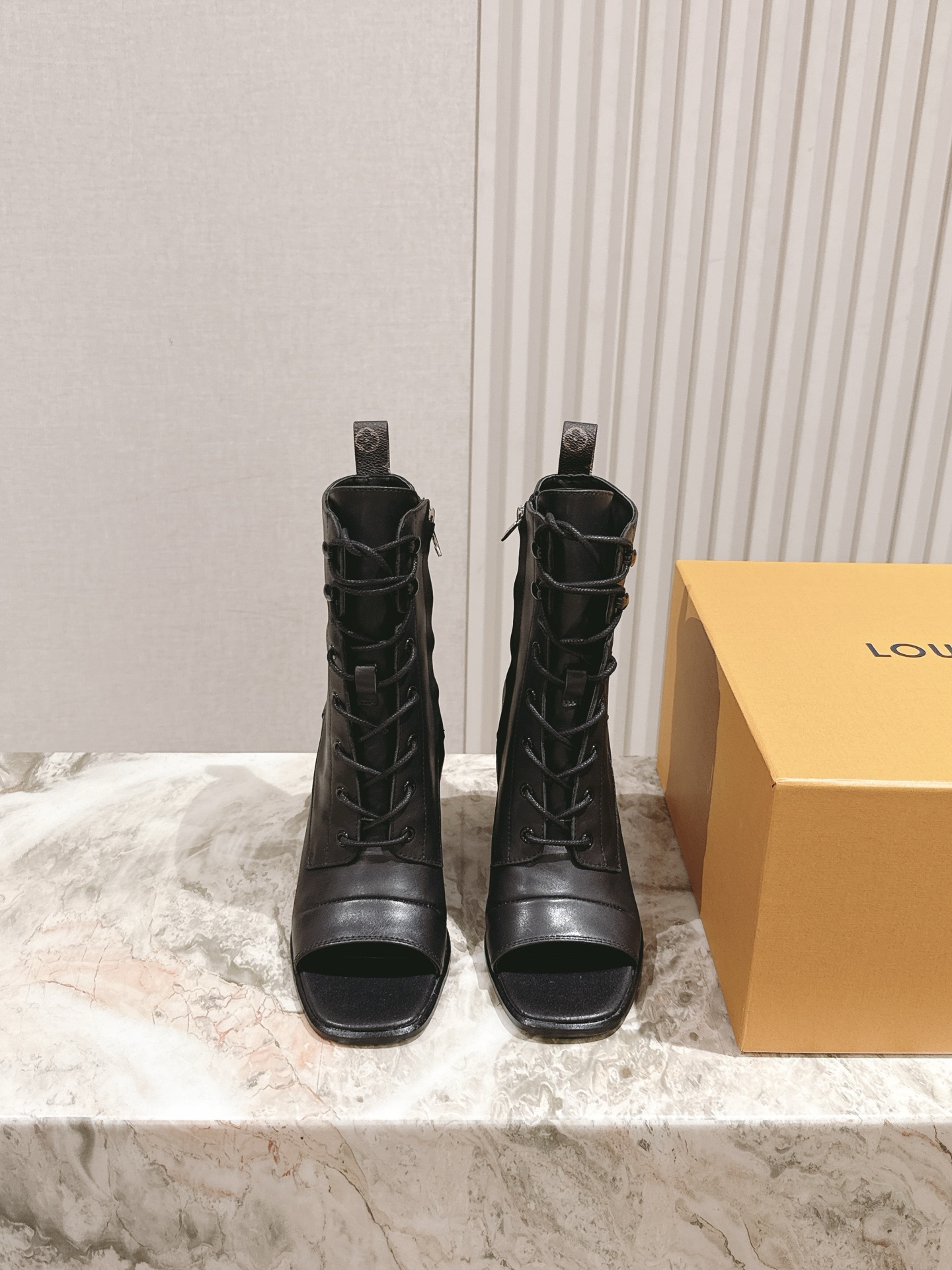 绑带鱼嘴靴
  LV 路易威登专柜最新🆕2025绑带鱼嘴短靴厚底高跟短靴系列！代购级上新🆕穿上增高效果，